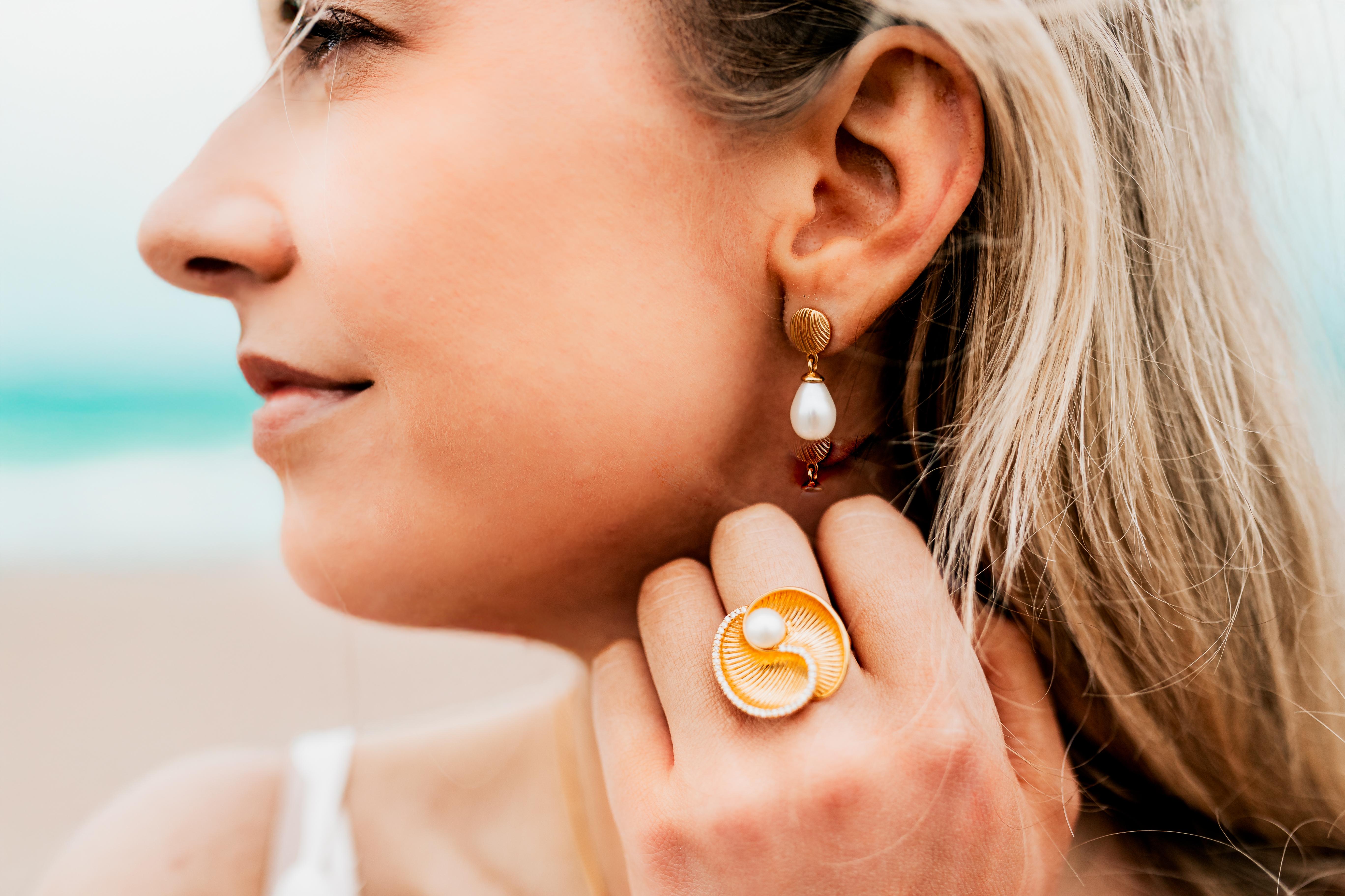Taille ronde Boucles d'oreilles courtes en nacre d'or et perles baroques en vente