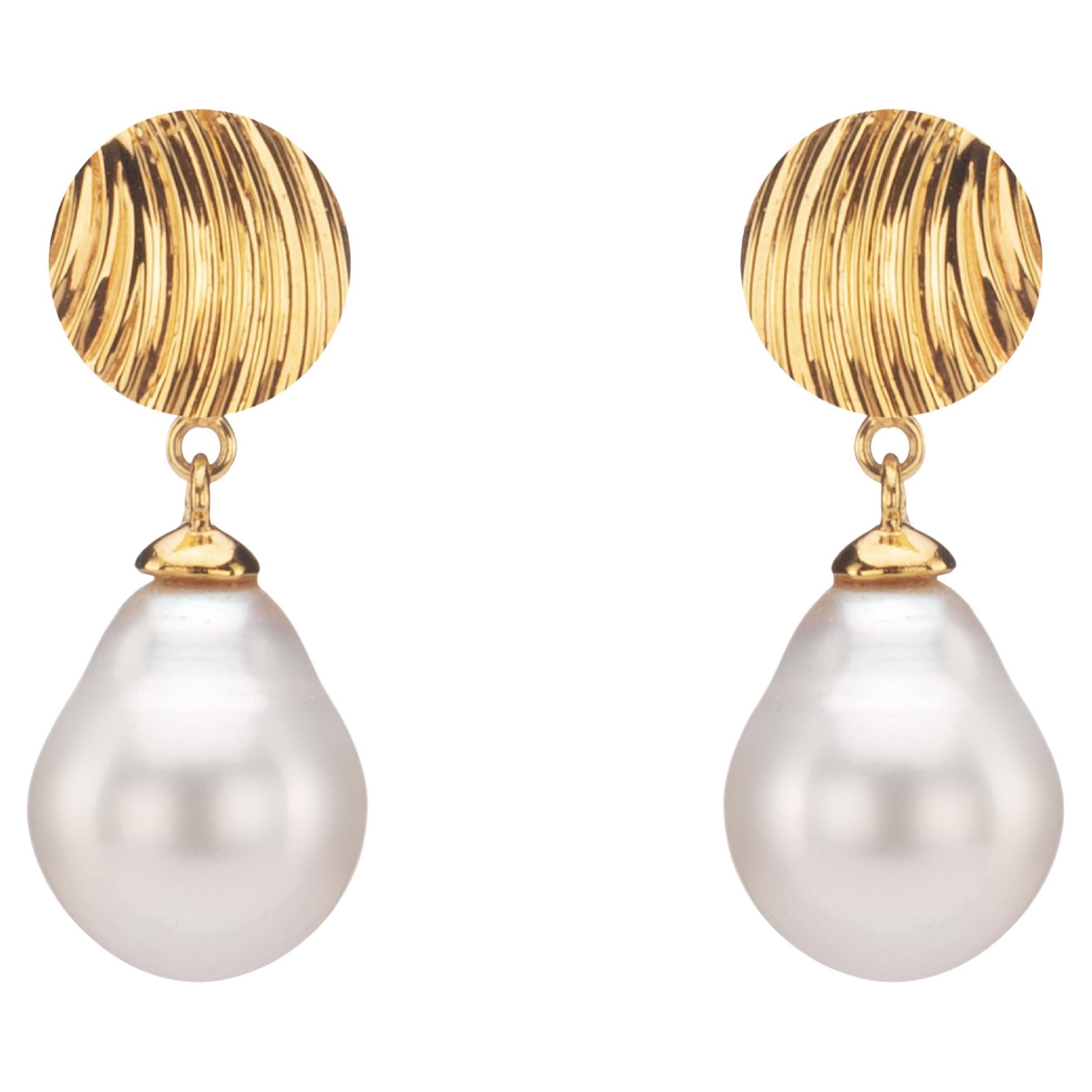 Boucles d'oreilles courtes en nacre d'or et perles baroques