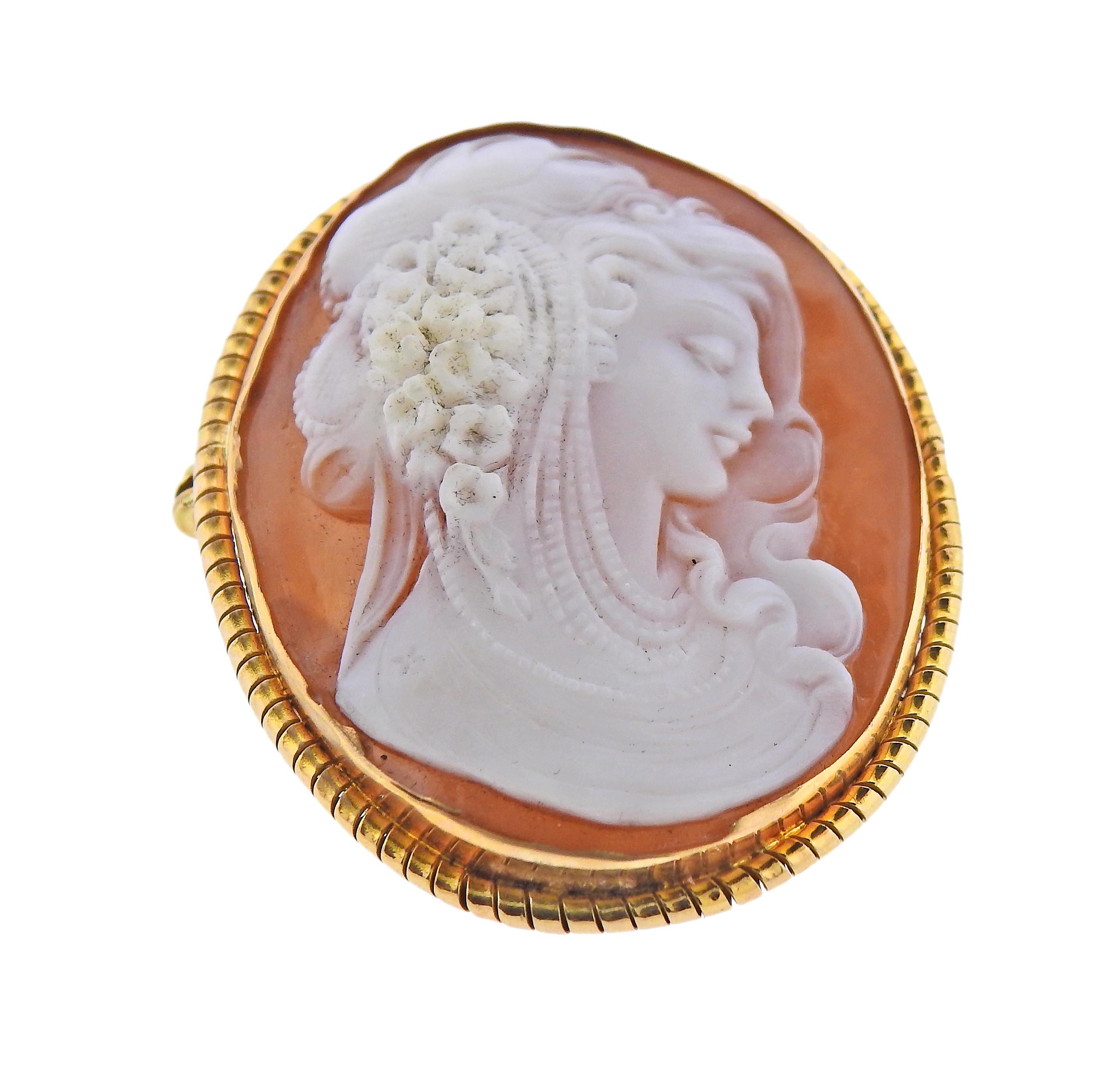 Gold Shell Cameo Pendant Brooch In Excellent Condition For Sale In New York, NY