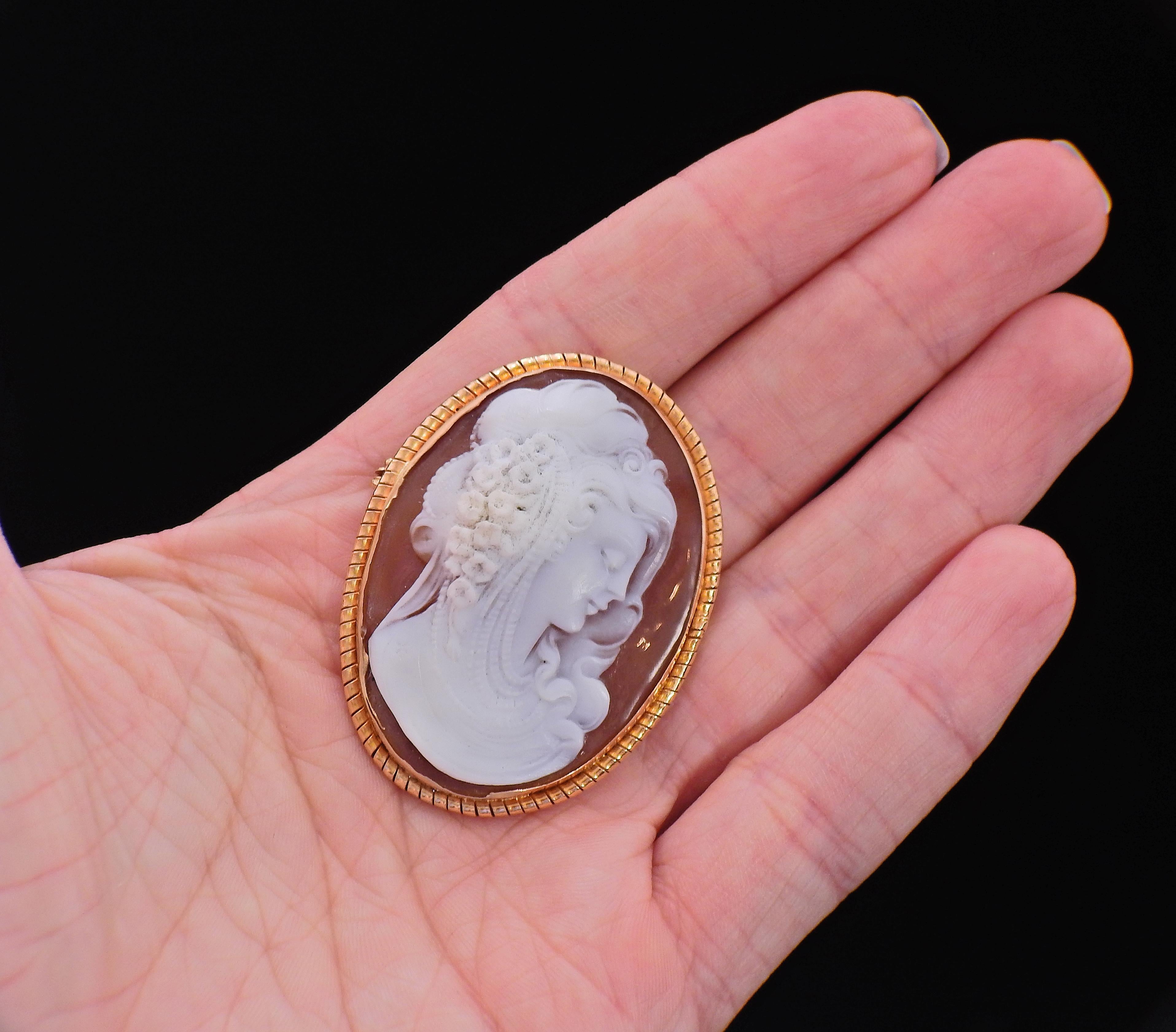 Women's Gold Shell Cameo Pendant Brooch For Sale