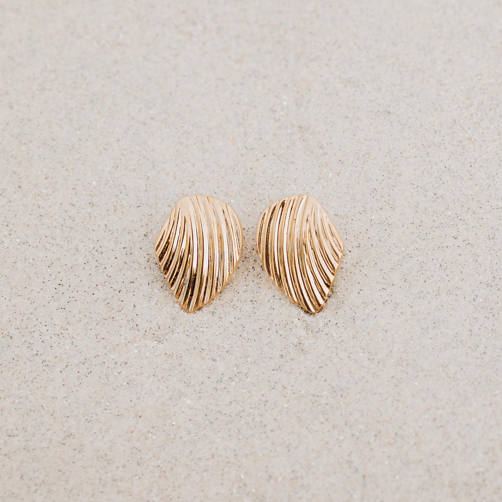 Inspirée par les magnifiques paysages de cette sereine île de la mer Égée, cette collection est composée de distorsions et de perles associées à de superbes coquillages en or et à de scintillants diamants cultivés en laboratoire.
Petites mais