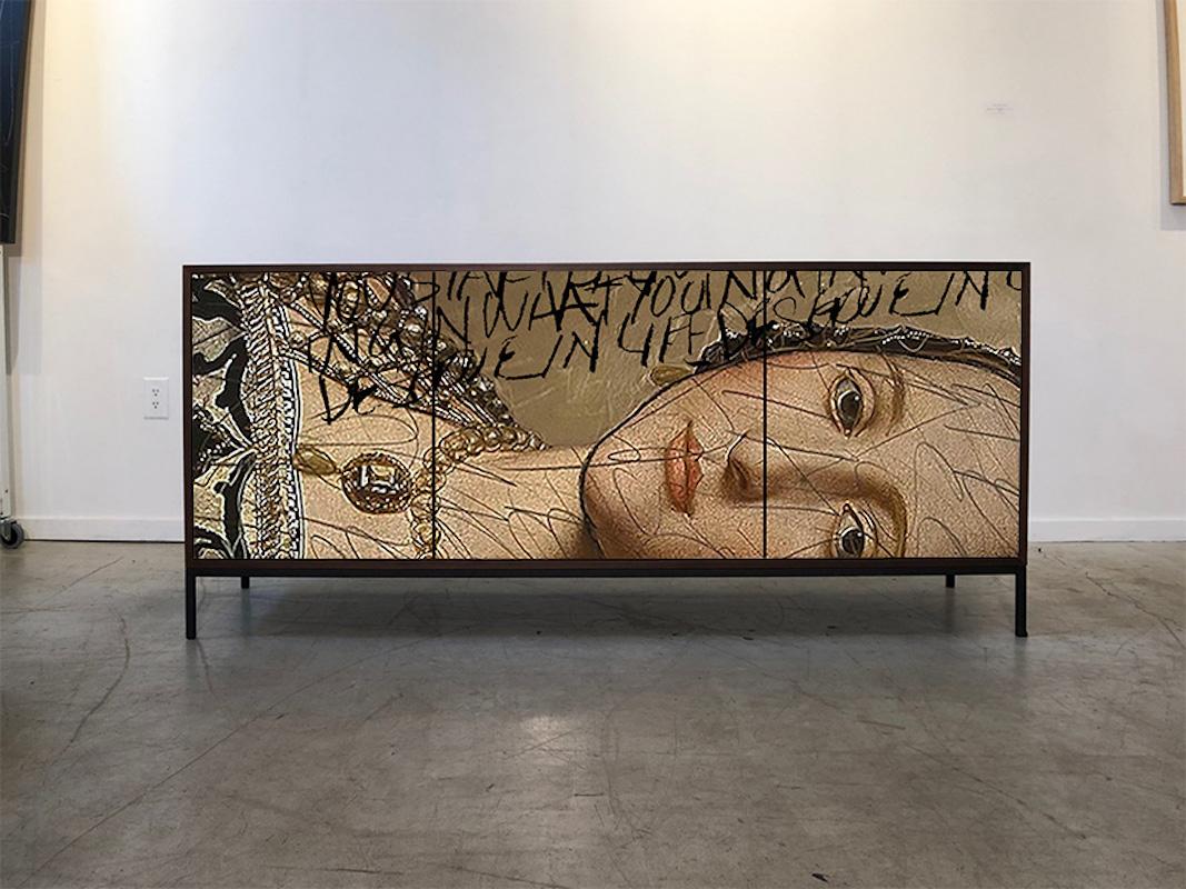 Gold Side Eye by Morgan Clayhall – Mixed Media Art Cabinet, Customizable Moderno en venta