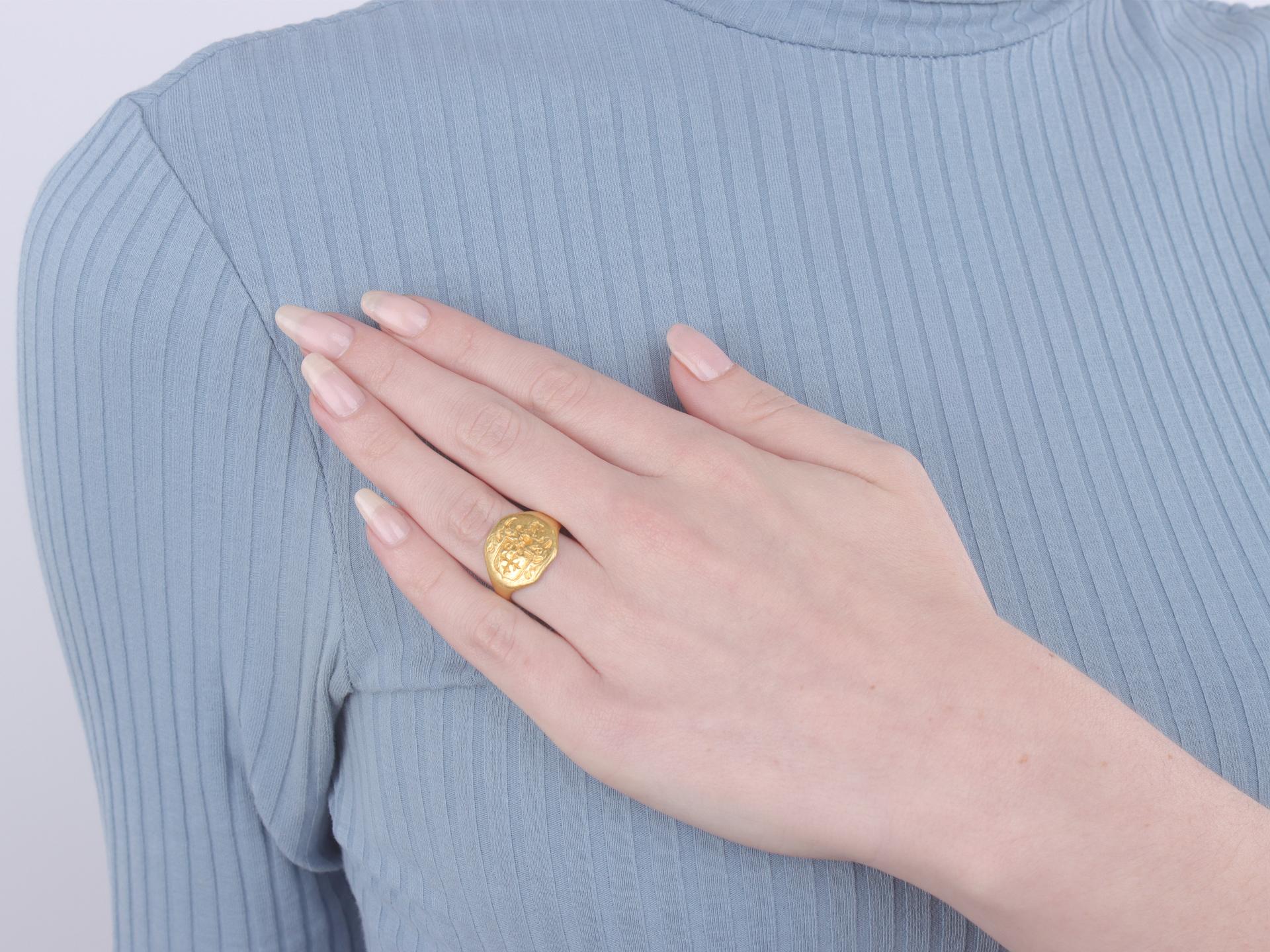 Gold signet ring attributed to the Ward family, English, circa 17th century im Zustand „Gut“ im Angebot in London, GB