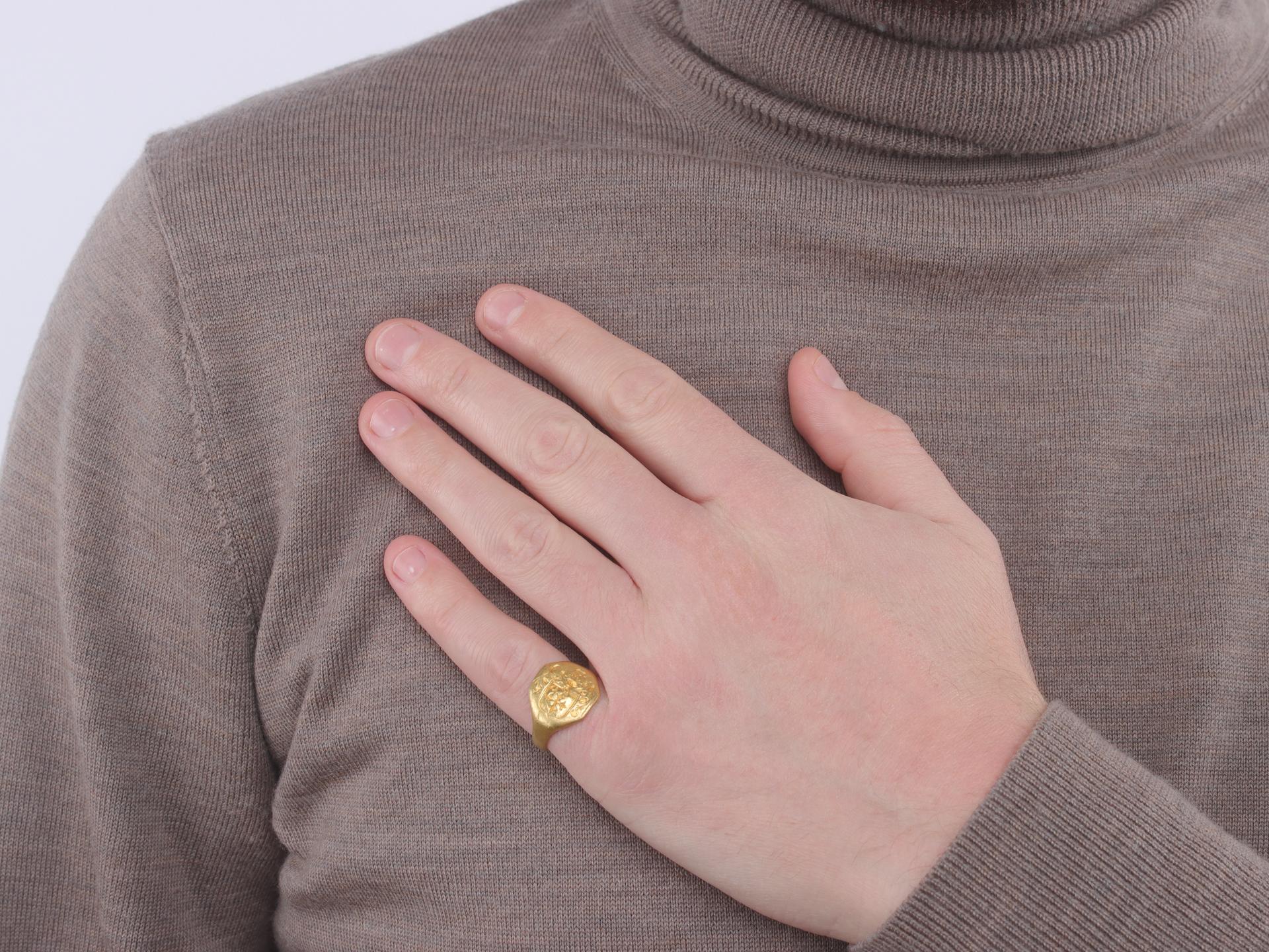 Gold signet ring attributed to the Ward family, English, circa 17th century für Damen oder Herren im Angebot