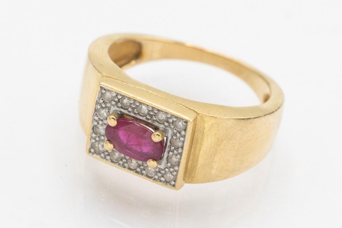 Vintage gold ring with ruby ​​and diamonds, France.

Ring made of 18-karat yellow gold (750 fineness). Vintage ring with central oval natural ruby ​​weighing approx. 0.60ct. Ruby surrounded by 14 small diamonds.

Size: 12 (52) - ask about the