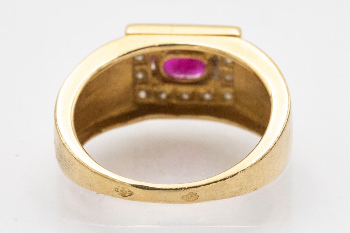 Octagon Cut Gold signet ring with ruby and diamonds, France, mid XX cent. For Sale