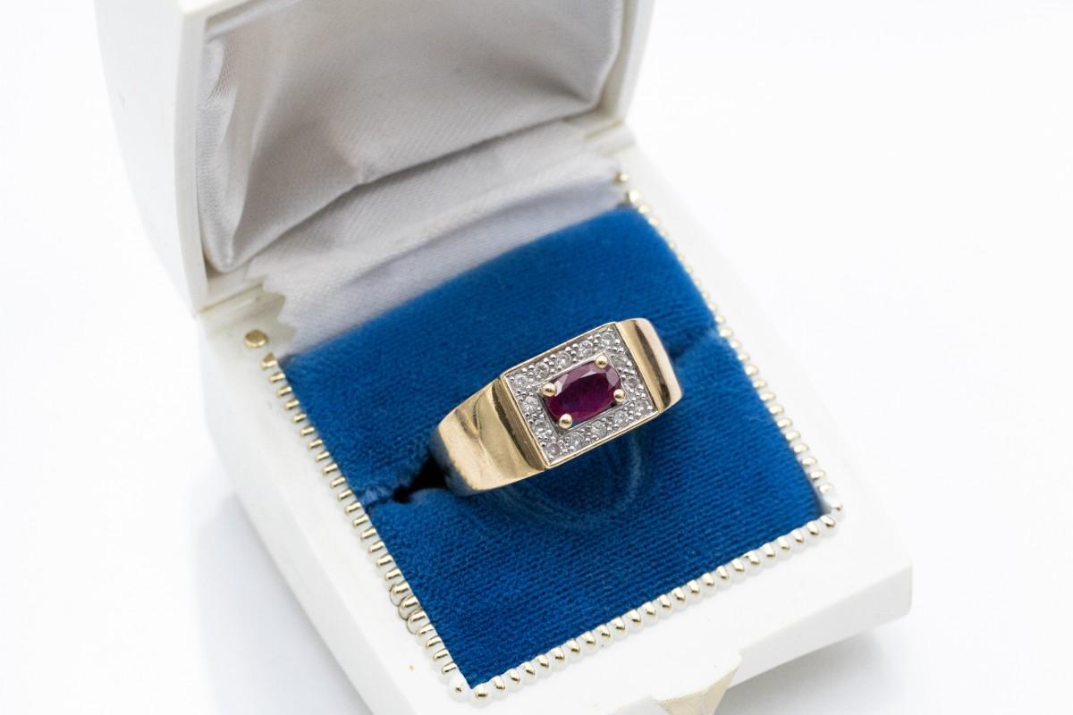 Women's or Men's Gold signet ring with ruby and diamonds, France, mid XX cent. For Sale