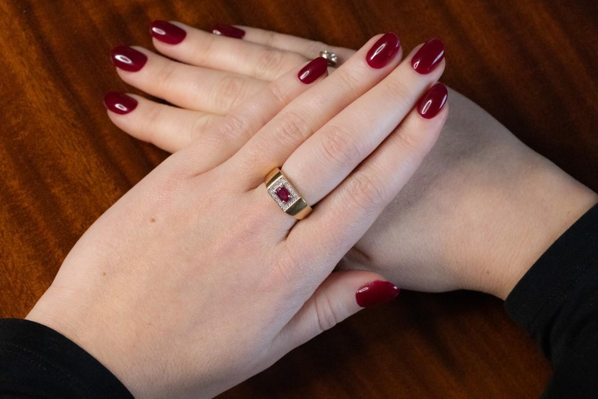 Gold signet ring with ruby and diamonds, France, mid XX cent. For Sale 2