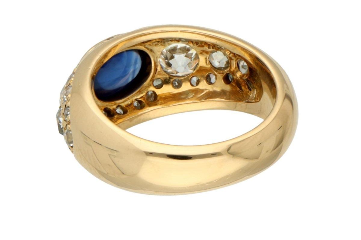 Alter Ring mit einem beeindruckenden natürlichen Saphir im Cabochon-Schliff von ca. 1,21 ct.

Umgeben von 34 Diamanten im alten europäischen Brillantschliff mit einem Gewicht von ca. 1,90 ct.

Ring aus 18 Karat Gelbgold.

Herkunft: Niederlande,