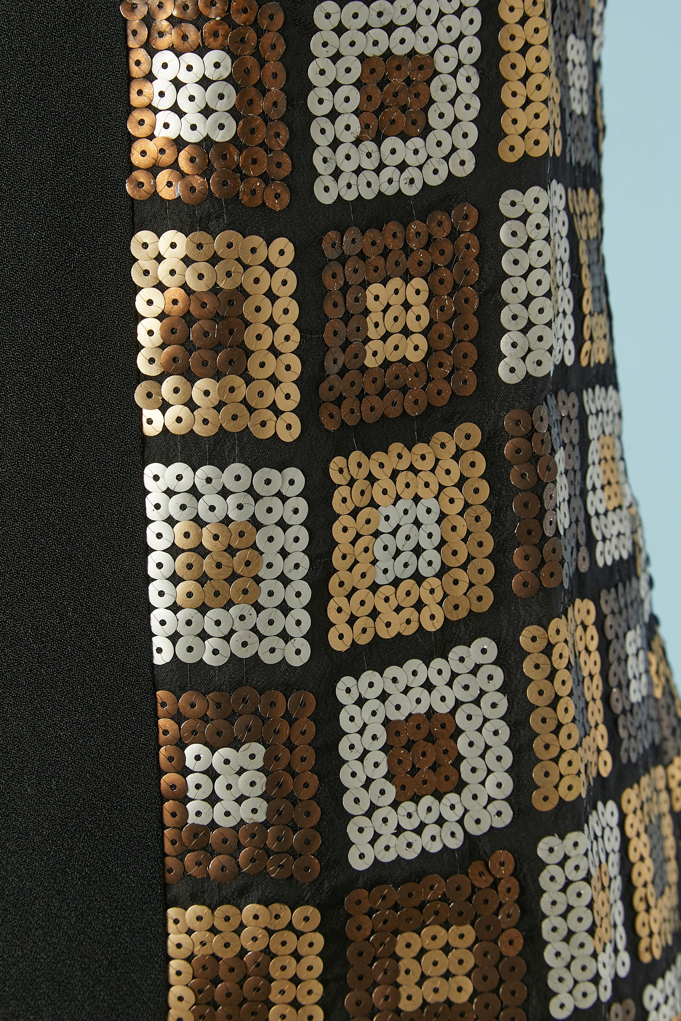 Gold, silver and copper sequins sleeveless vest. No fabric tag composition but the black fabric could be crêpe and the lining acetate. Hook&eye closure in the middle front. 
SIZE M 