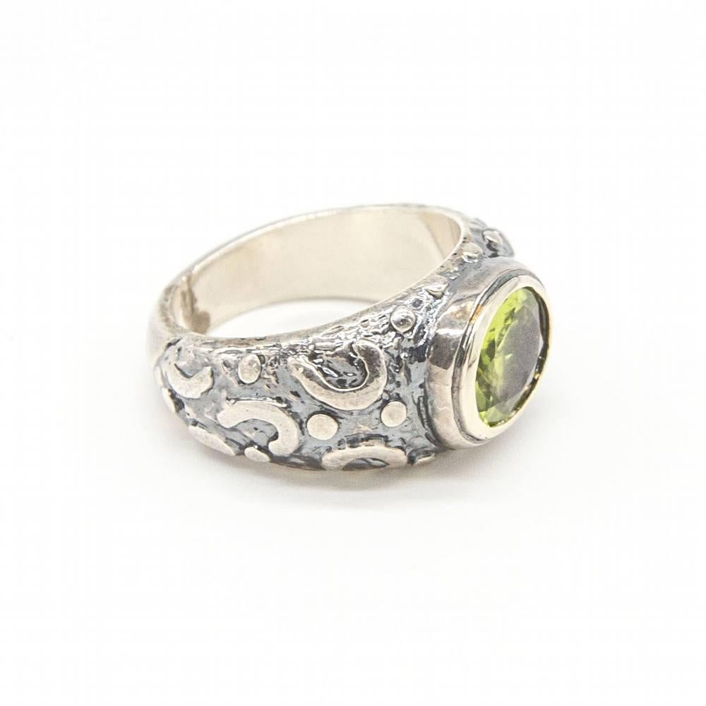 Yellow Gold and Silver Ring for woman l 1x Oval faceted Peridot l Size 15  18K Yellow Gold and 925 Sterling Silver/-.  5,87 grams  Ref.:D363899SO