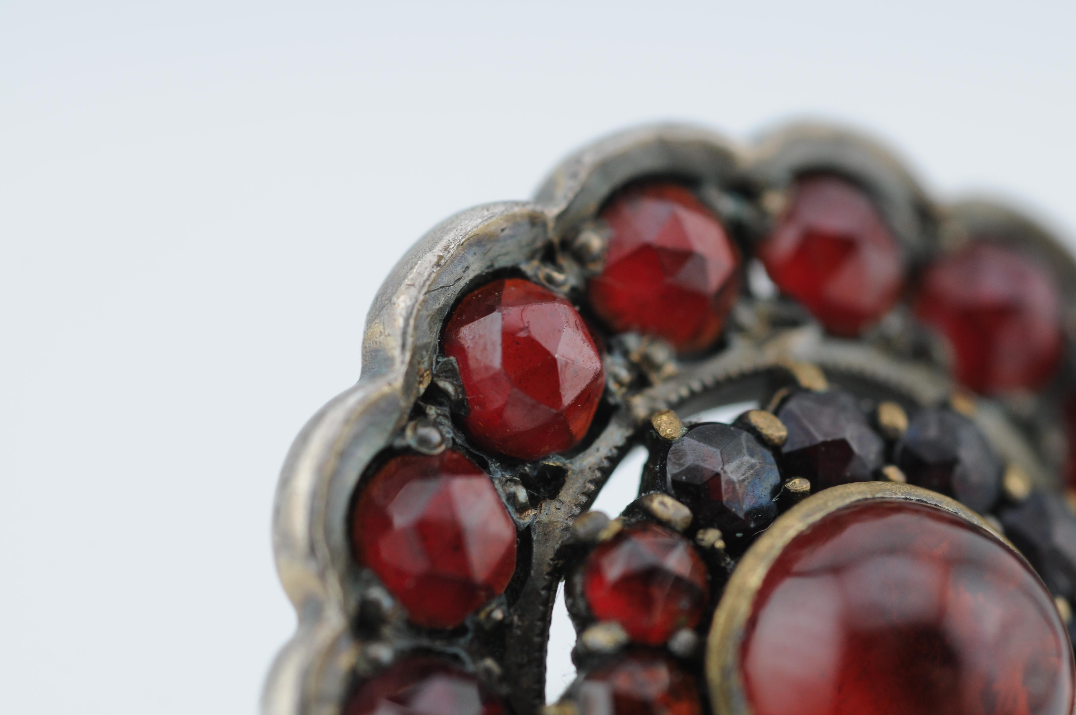 Anello a grappolo antico in oro e argento con granati rodoliti in vendita 1