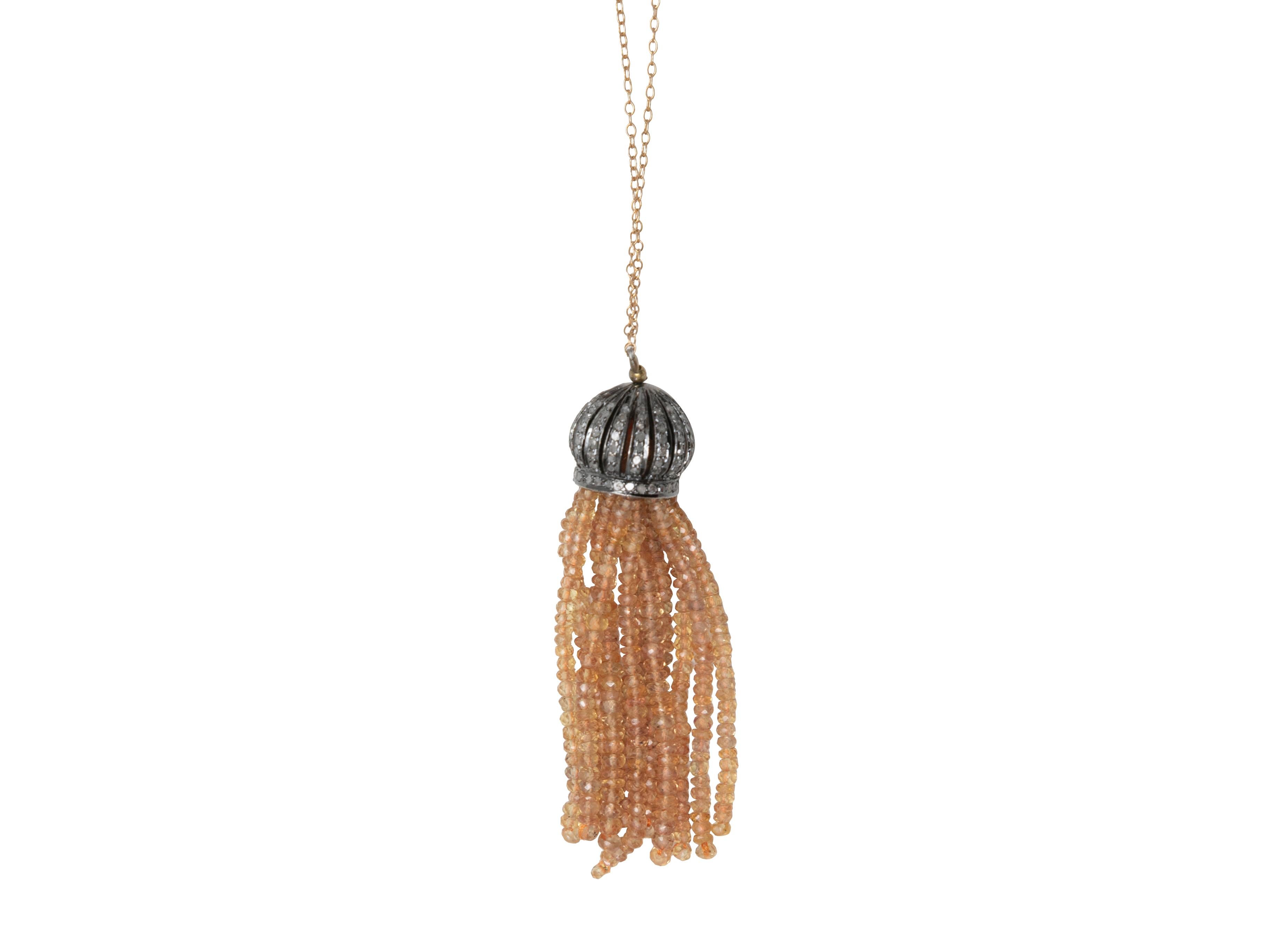 Collana con pendente a nappina in oro e argento con diamanti e citrini di Bavna. Chiusura a moschettone. Larghezza 1