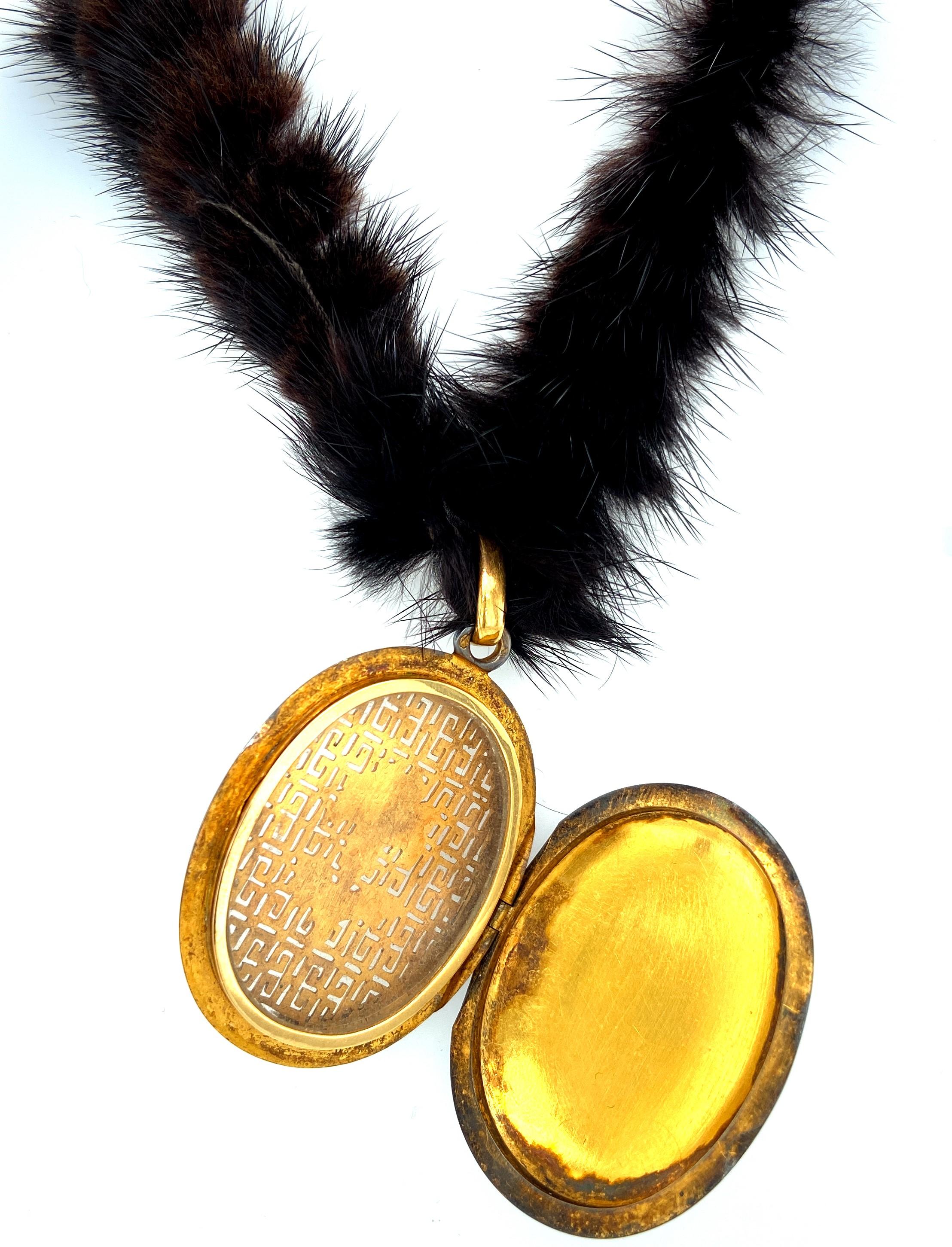 Gelbgold und Silber Diamantbesetztes Emaille-Medaillon mit Lotusblumen-Anhänger im Zustand „Hervorragend“ im Angebot in Antwerp, BE