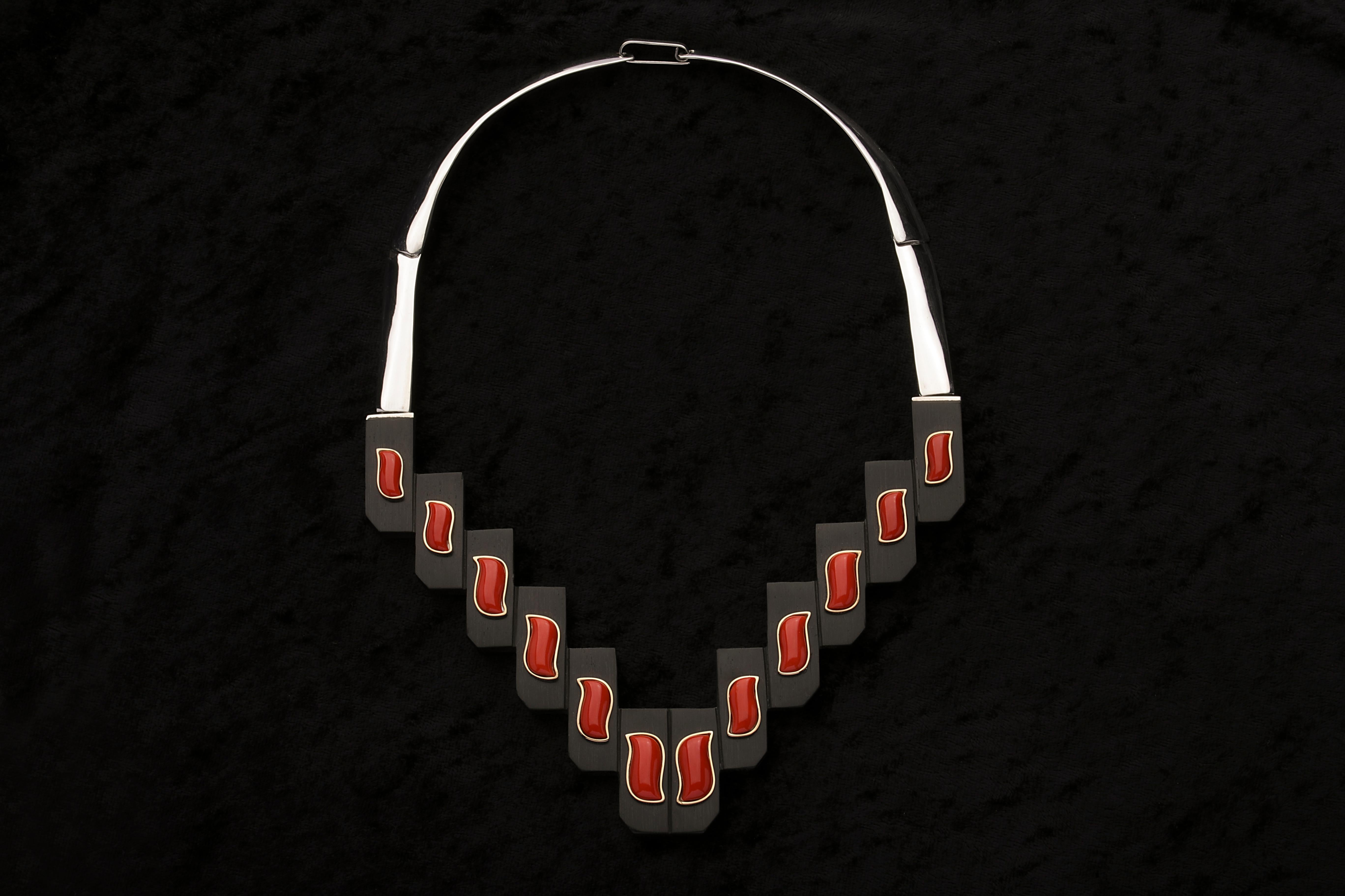 This necklace is handmade in sterling silver and 18k yellow gold with 12 Mediterranean coral pieces and 12 ebony pieces.
Its structure is made in sterling silver, and every coral piece is set in 18k yellow gold.
It is a unique piece, and it has been
