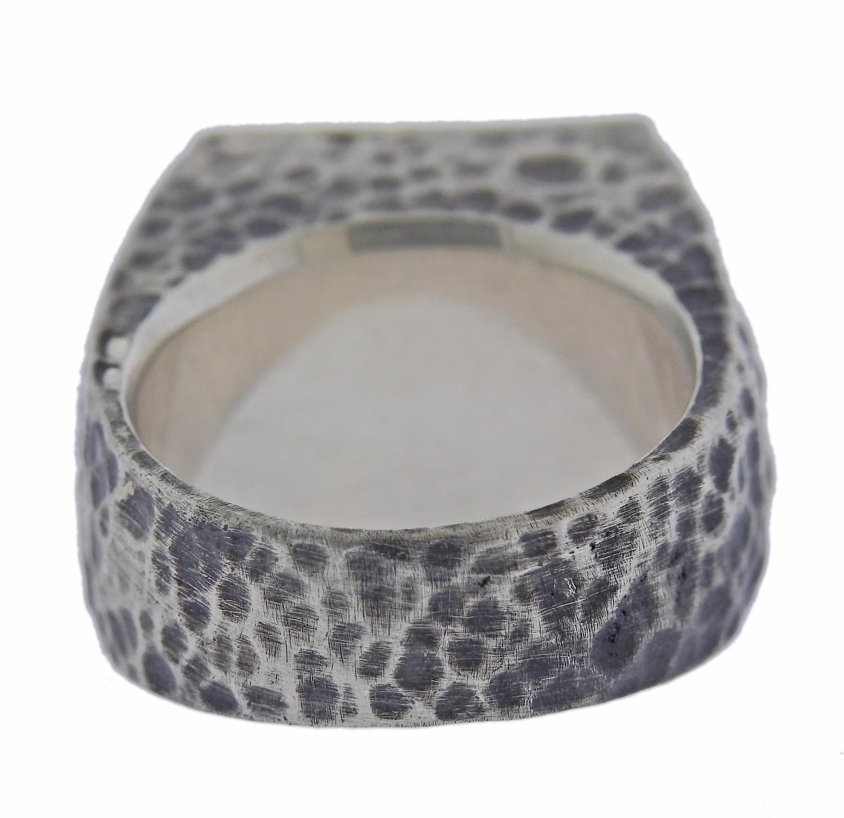 Taille carrée Bague en or et argent gravée d'une émeraude en vente