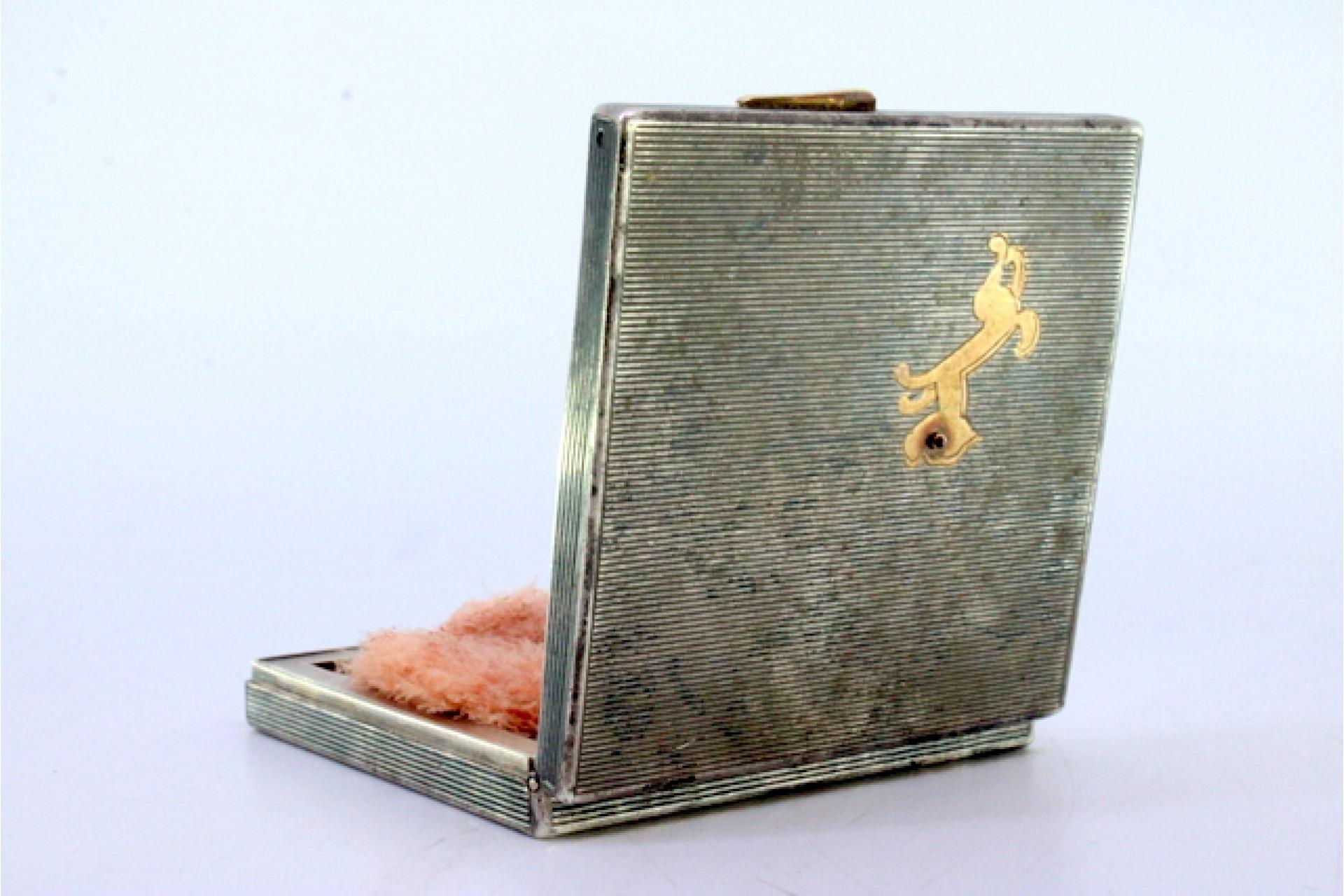 Gold-silver toiletry box with beading, dog relief and mirror In Good Condition For Sale In Porto, PT