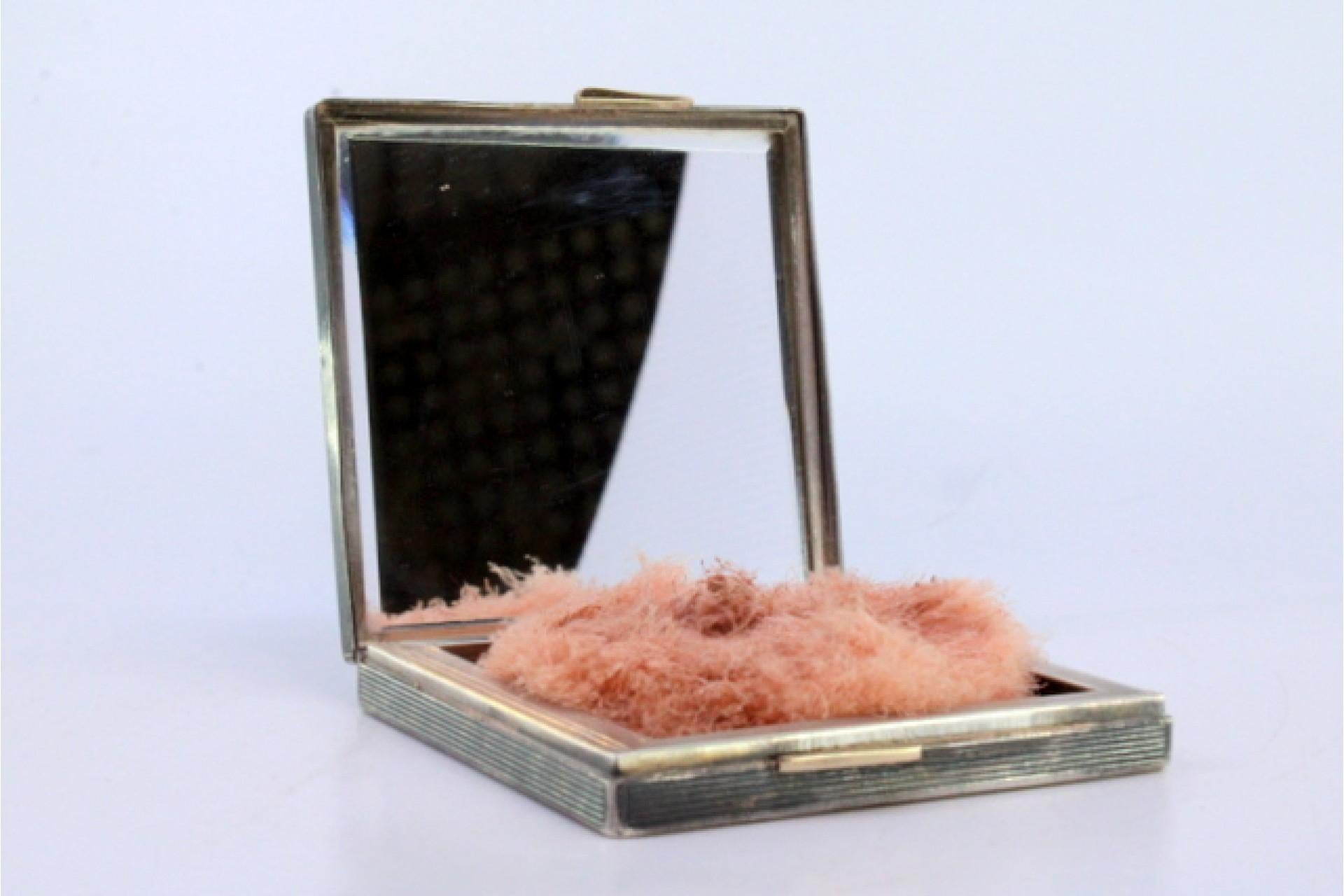 Gold-silver toiletry box with beading, dog relief and mirror For Sale 2