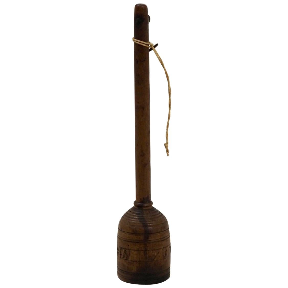 Poids en or/argent en bois fruitier, signé du monogramme ""IHS" et daté ""1737" en vente