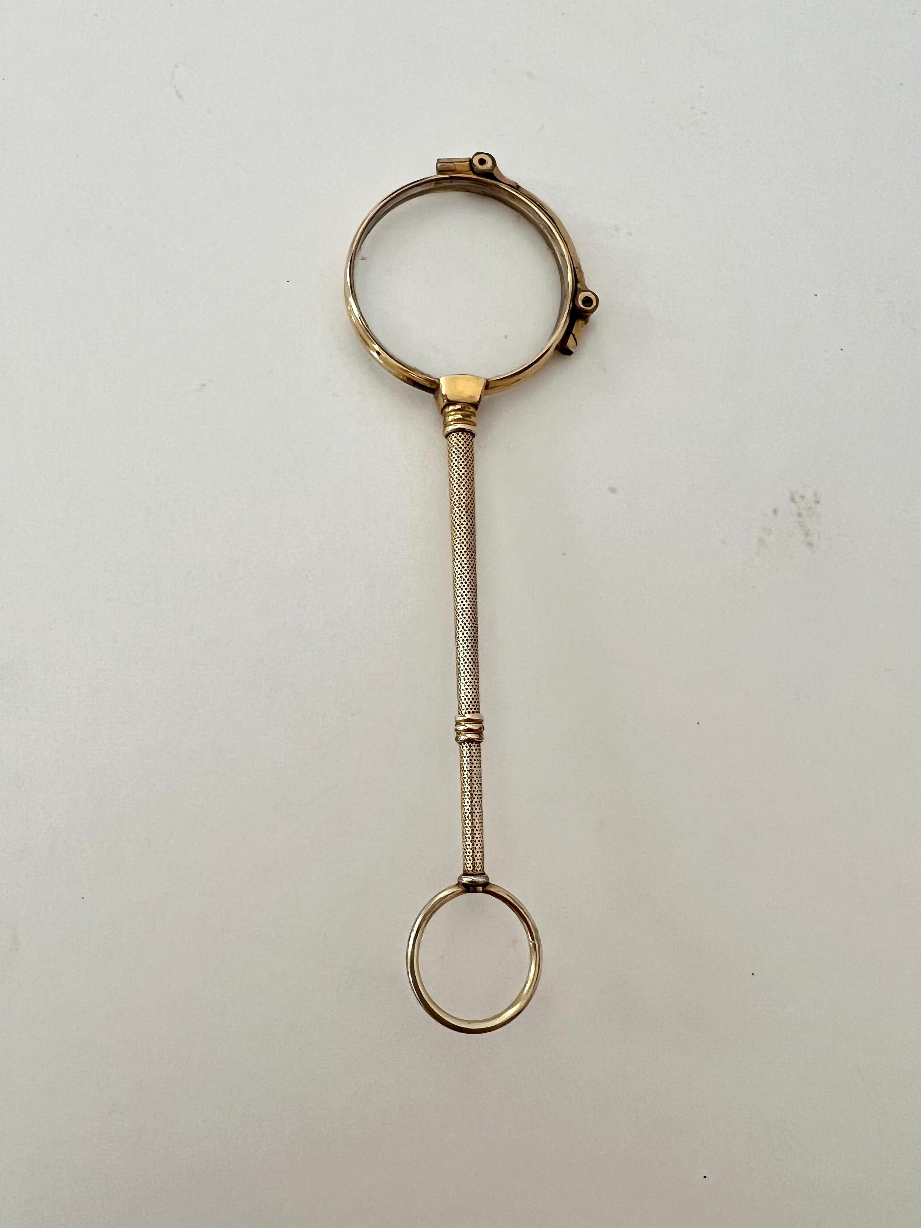 Fait main Magnificateur monogrammé en or qui s'ouvre sur une lorgnette en vente