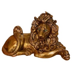 Statue de lion assis en or avec des yeux en jade par California Pottery