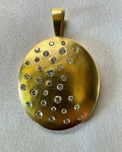 Colgante 'Cielo de oro' de oro amarillo de 18k y diamantes dispersos