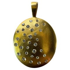Colgante 'Cielo de oro' de oro amarillo de 18k y diamantes dispersos