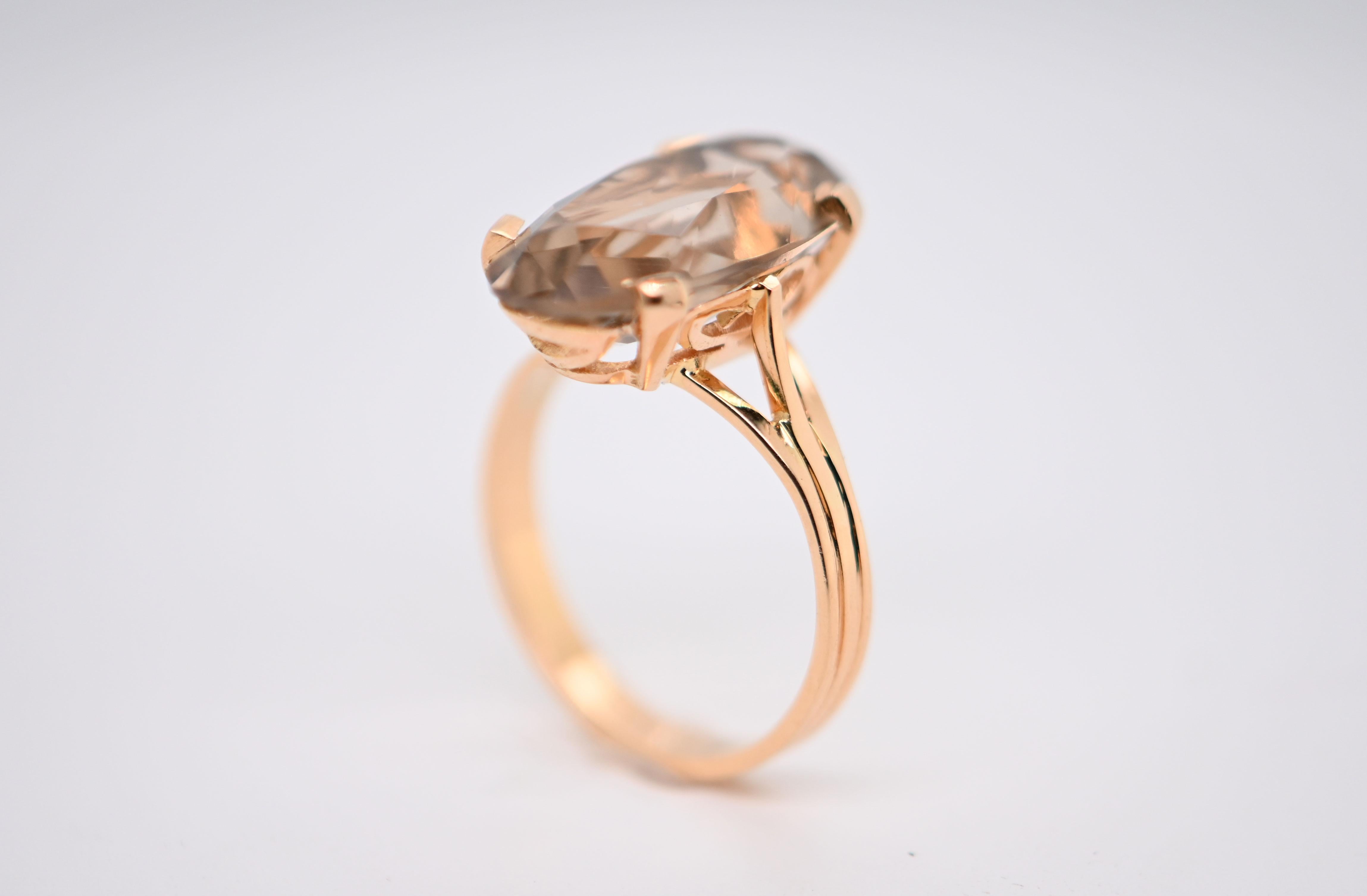 Entdecken Sie die Eleganz dieses Rings aus den 1970er Jahren, ein seltenes Stück, das die Kunst des Vintage-Designs mit der Großartigkeit des Schmuckhandwerks verbindet. Mit seiner Fassung aus Gelbgold verkörpert dieser Ring die Essenz des Stils der