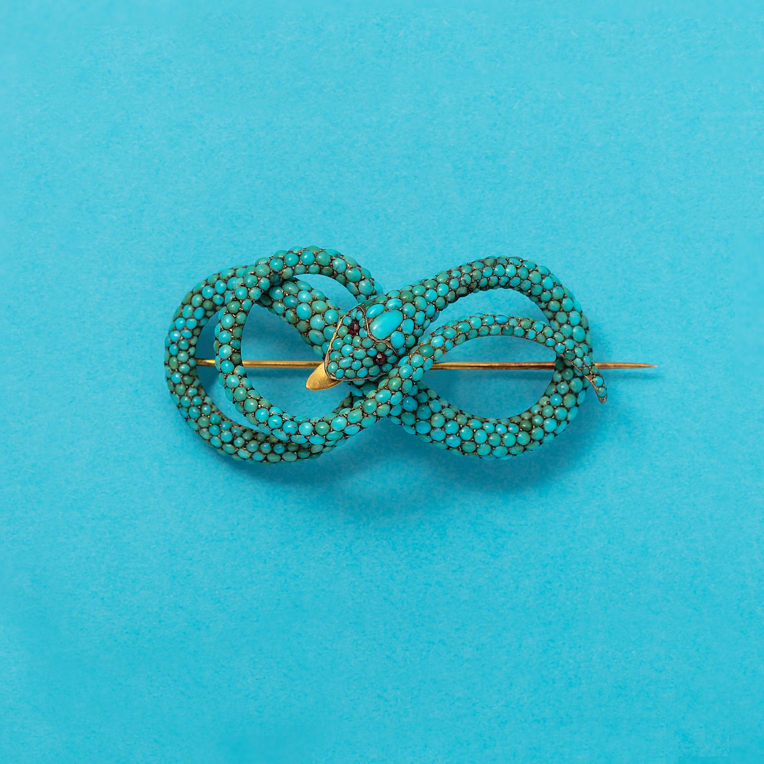 A large curled snake brooch set with round, cabochon cut turquoises and small facetted garnets in the eyes, with an articulating hinged tail, England, circa 1830.

weight: 31.67 gram
dimensions: 6.7 x 3.0 cm (pin 7.2 cm)