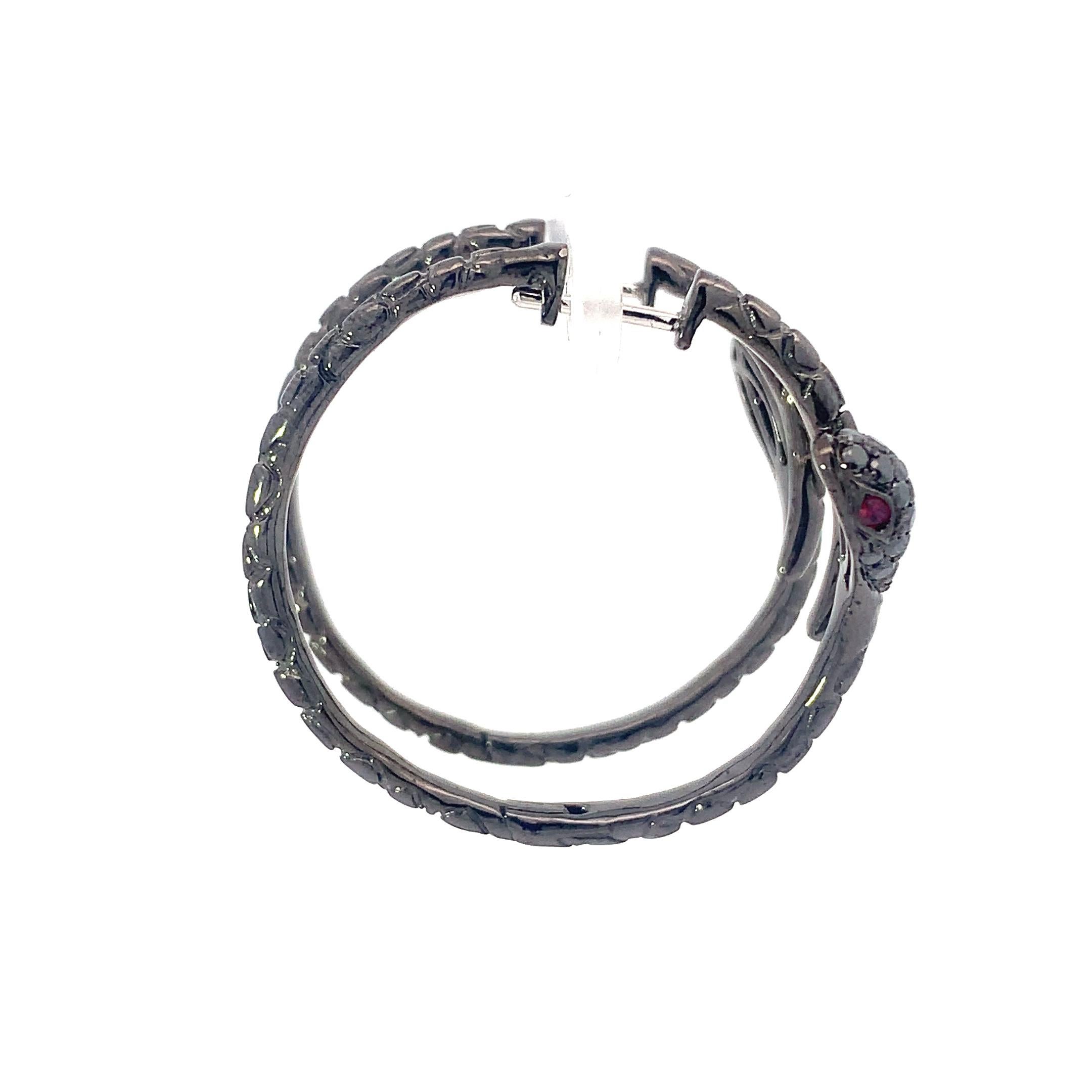 Gold Snake Earrings with Black Diamond and Rubies In New Condition For Sale In ประเวศ, TH