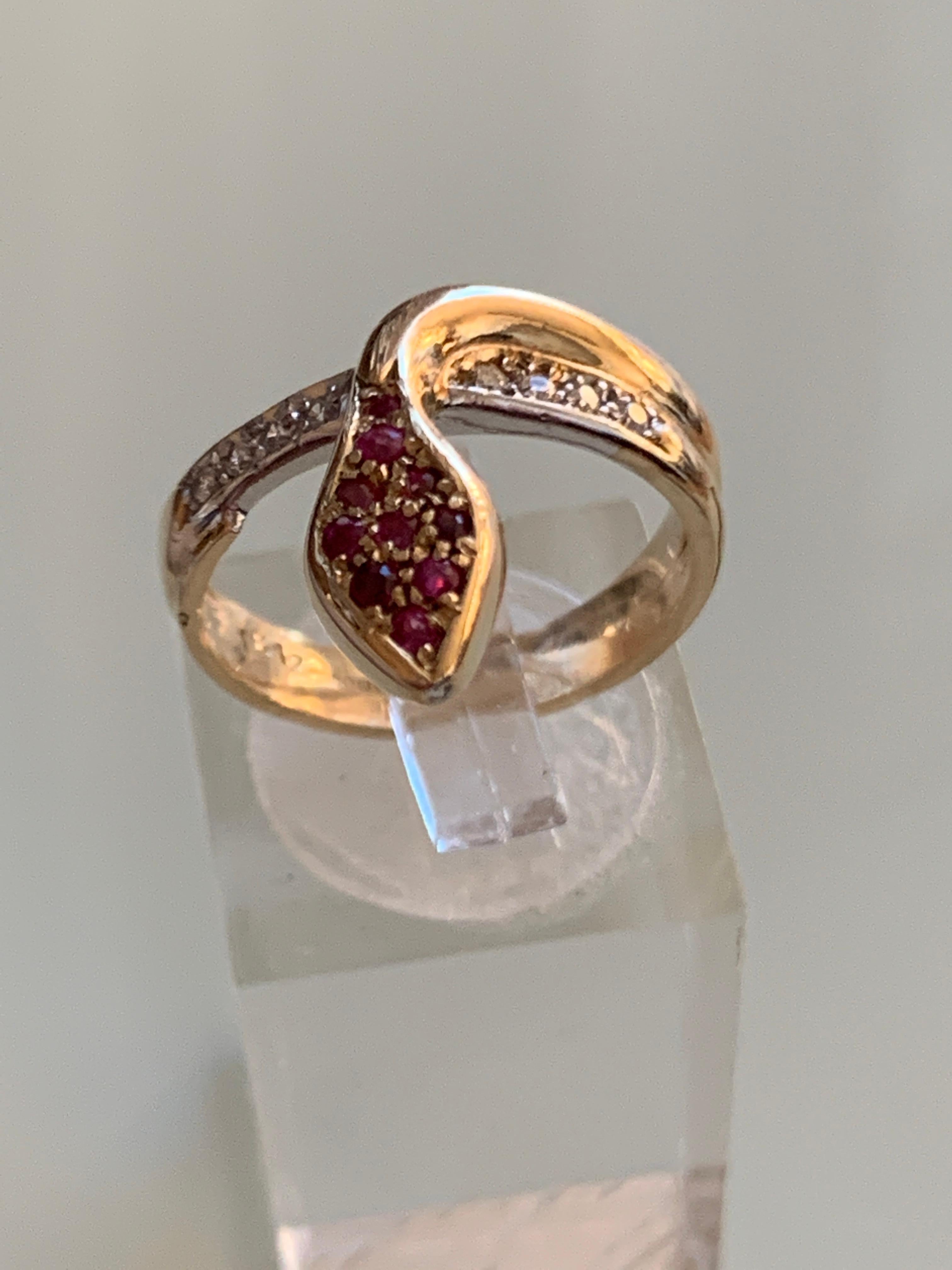 9ct 375 Gold Snake Ring
Full British Hallmarks
Goldsmiths Unknown
with beautiful unidentified gemstones
Size U.K - M 1/2
        U.S - 6 1/4
Weight 3.93 grams