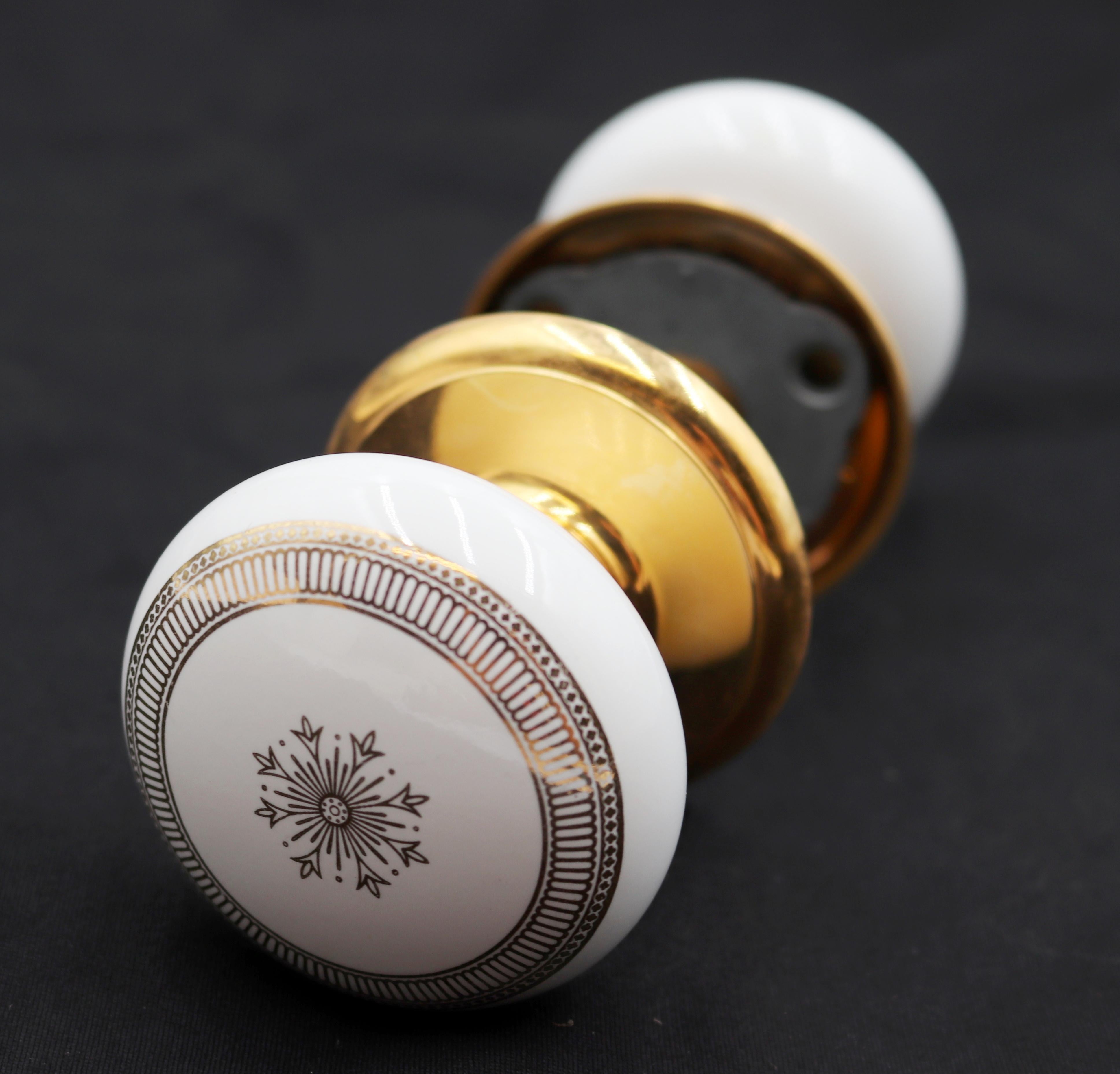 Gold Snowflake Porzellan & Messing Passage Türknauf Set (20. Jahrhundert) im Angebot