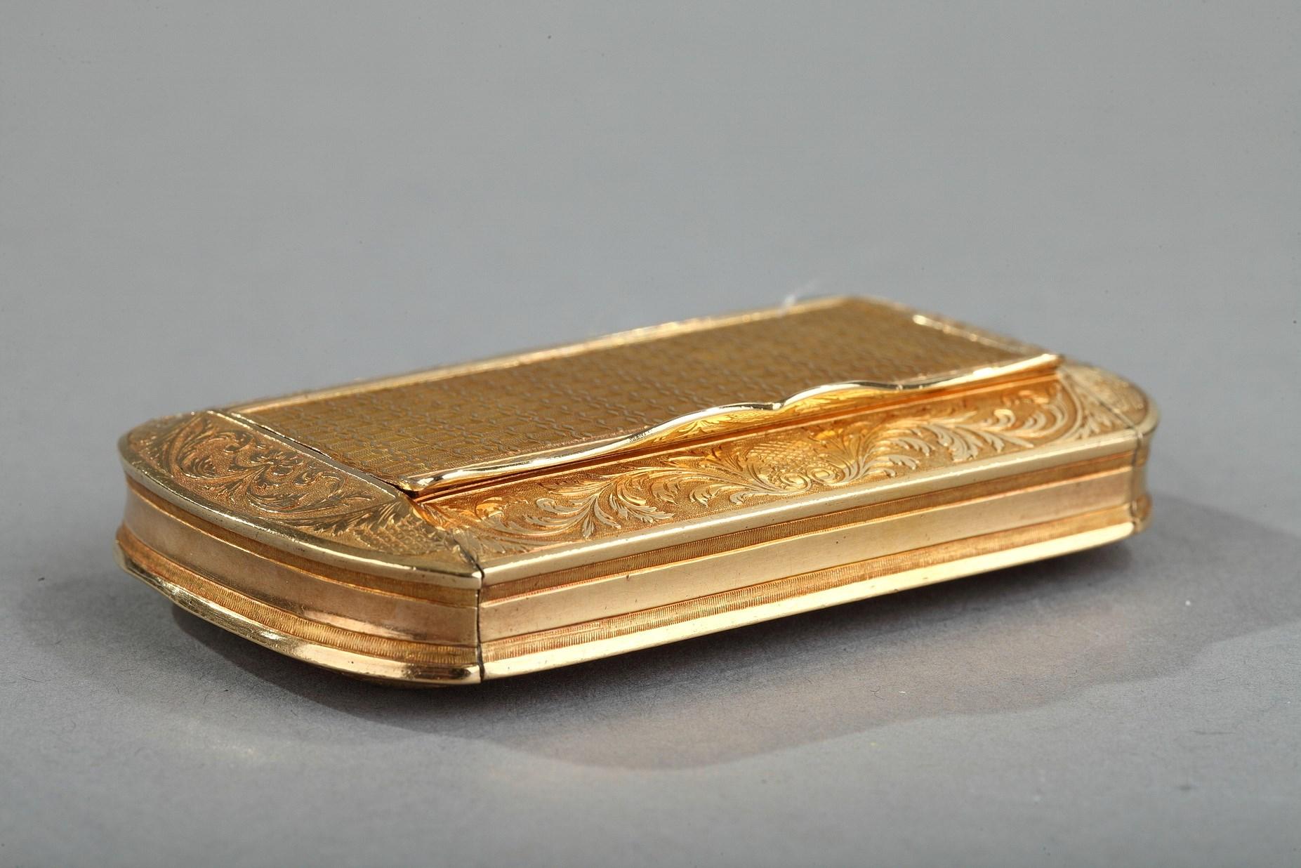 Rectangular box with rounded corners. The hinged lid as well as the bottom are embellished with an intricate geometric pattern framed with rinceaux motifs on a matte gold background. A button serves to open the box.
Weight: 1.8 oz (52 g)
Measures: L