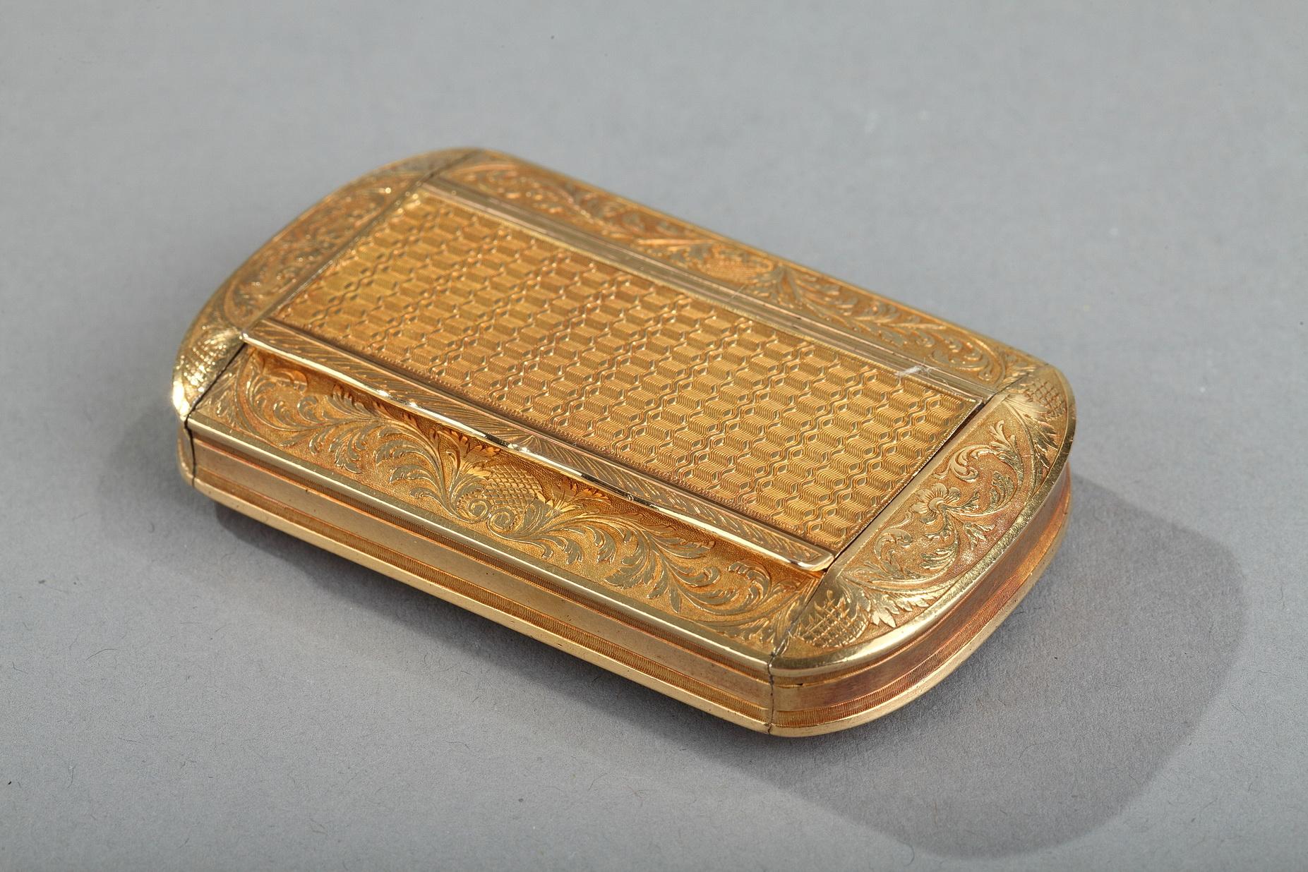 Rectangular box with rounded corners. The hinged lid as well as the bottom are embellished with an intricate geometric pattern framed with rinceaux motifs on a matte gold background. A button serves to open the box.
Weight: 1.8 oz (52 g)
L: 2.8 in