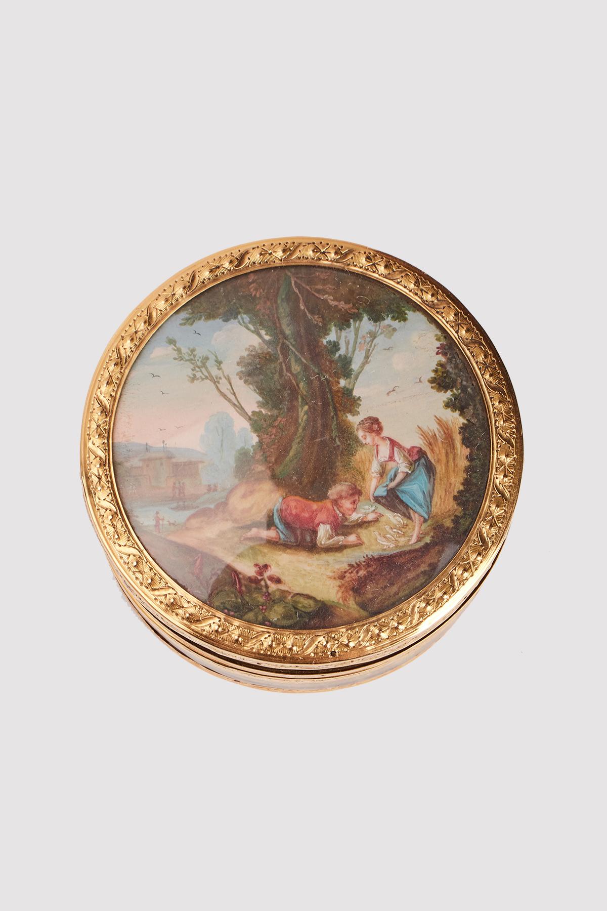 Round snuffbox 18 K gold, tortoiseshell and gouache technique depicting two childs and a landscape. France 1784. (SHIP TO EU ONLY)