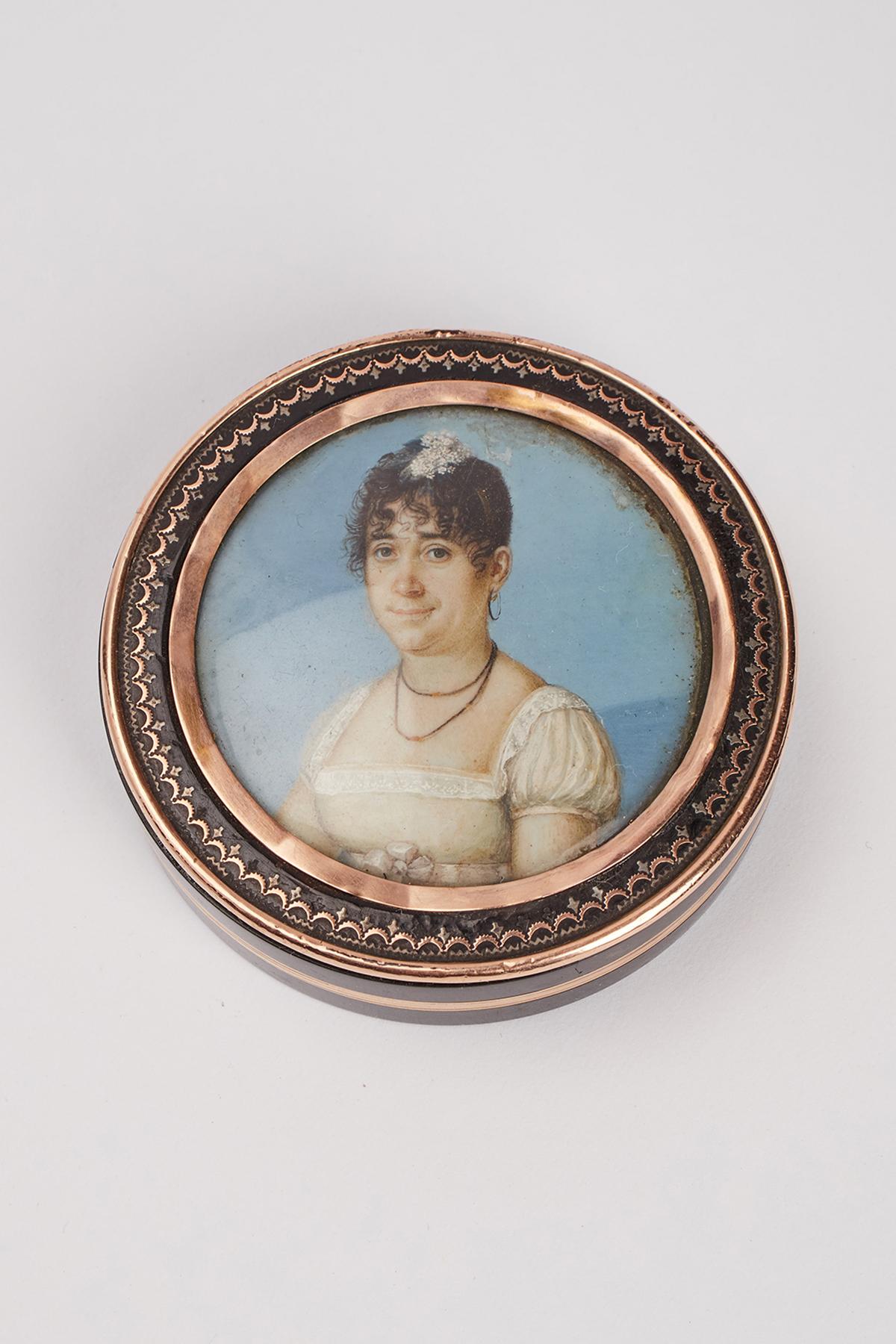 Snuffbox, Musky Agate and 18 K gold. Miniaute watercoulor on ivory depicting a white dressed woman. Tortoise shell gold piquet framed. France, circa 1810. (SHIP TO EU ONLY)