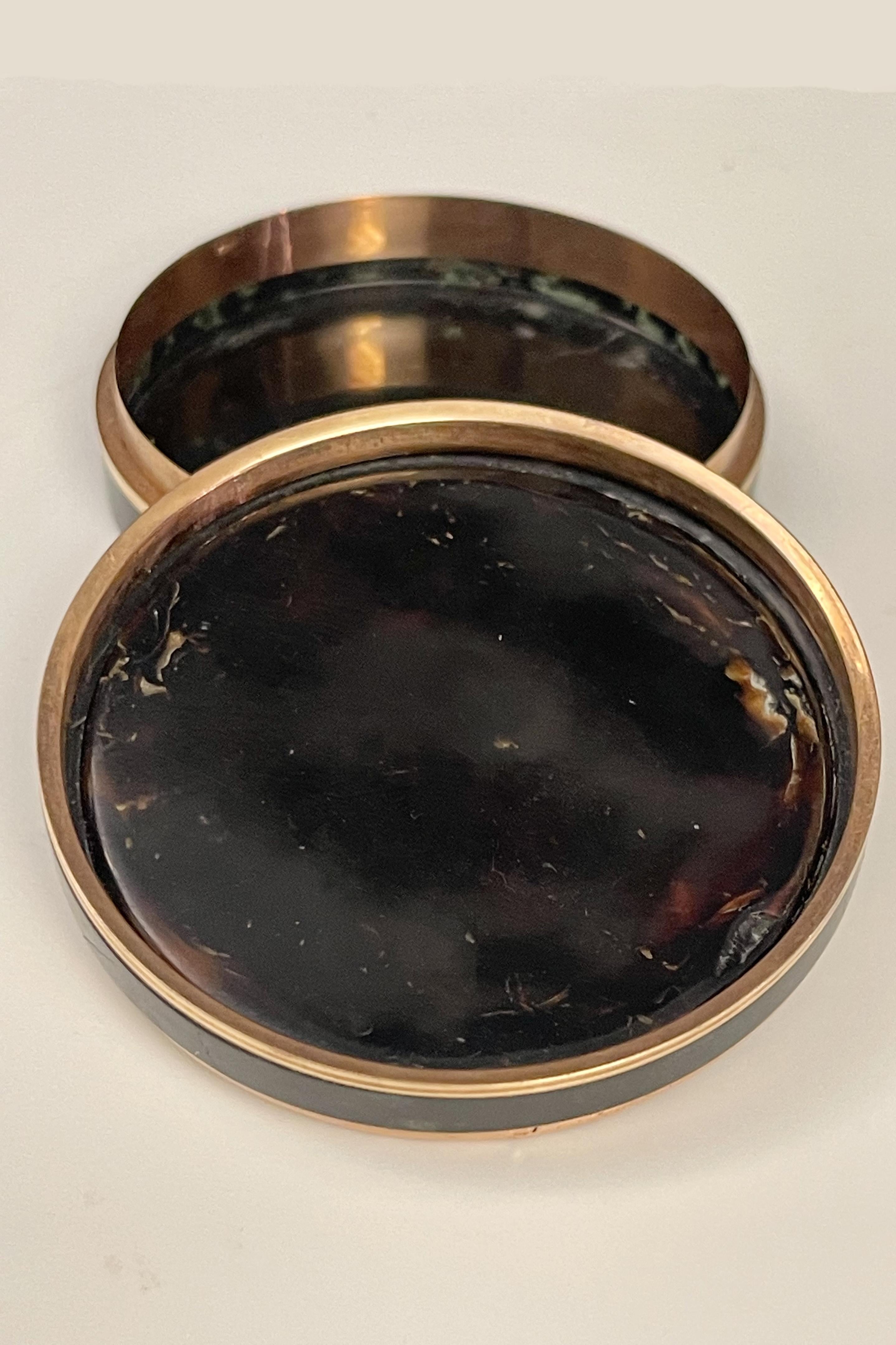 Gold snuffbox with miniature, France 1810.  For Sale 3
