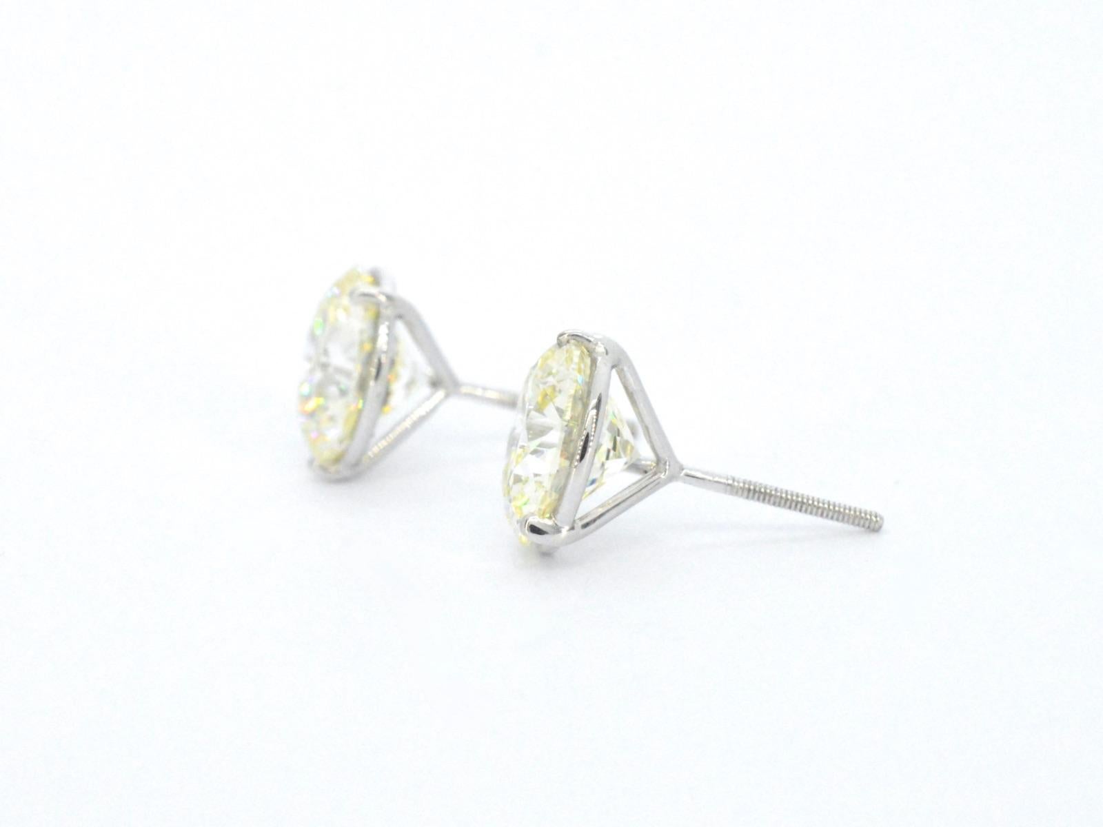 Golden Solitaire Earrings of total 10.00 carat. In Excellent Condition For Sale In AMSTELVEEN, NH