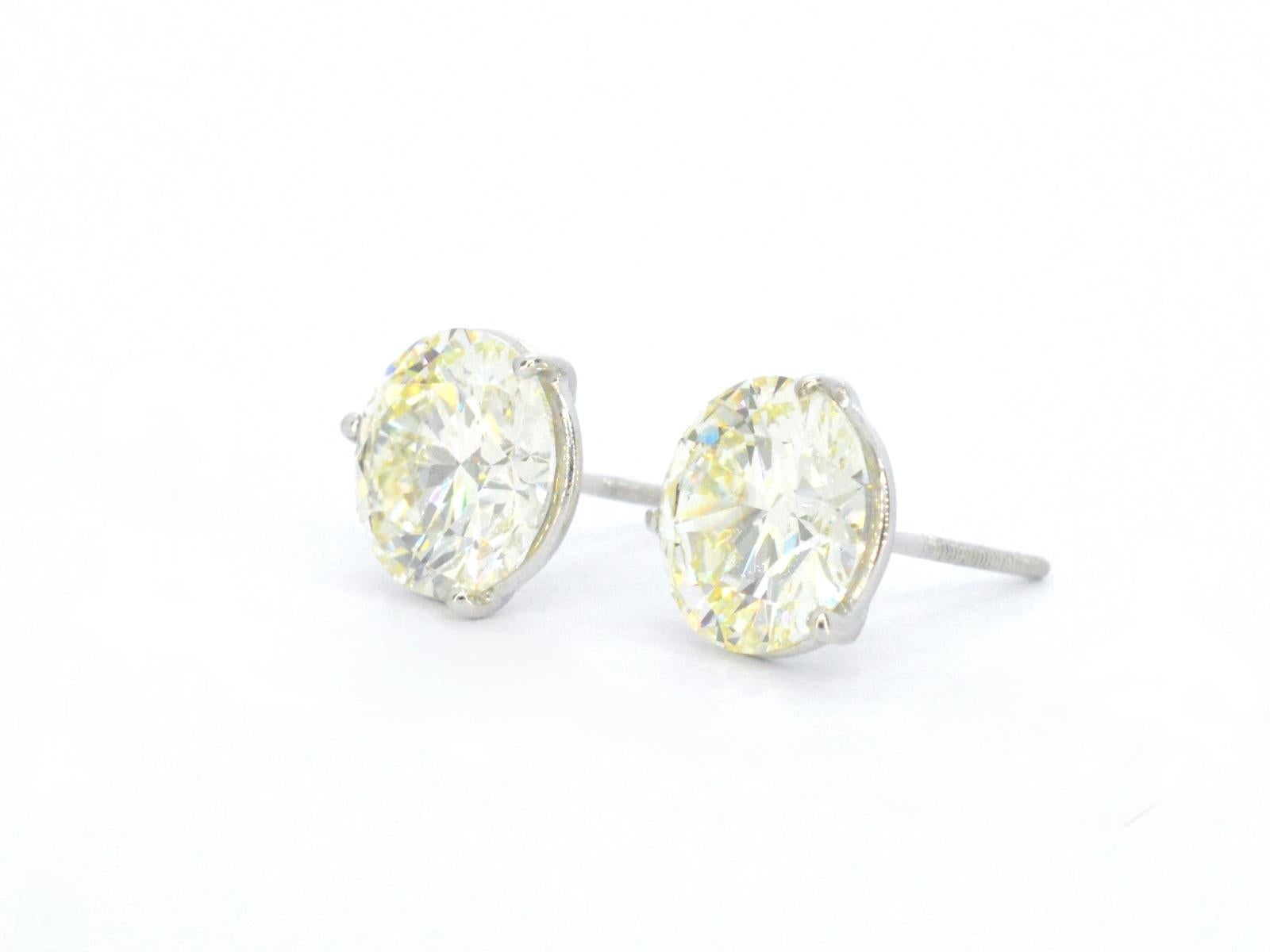 Golden Solitaire Earrings of total 10.00 carat. For Sale 1
