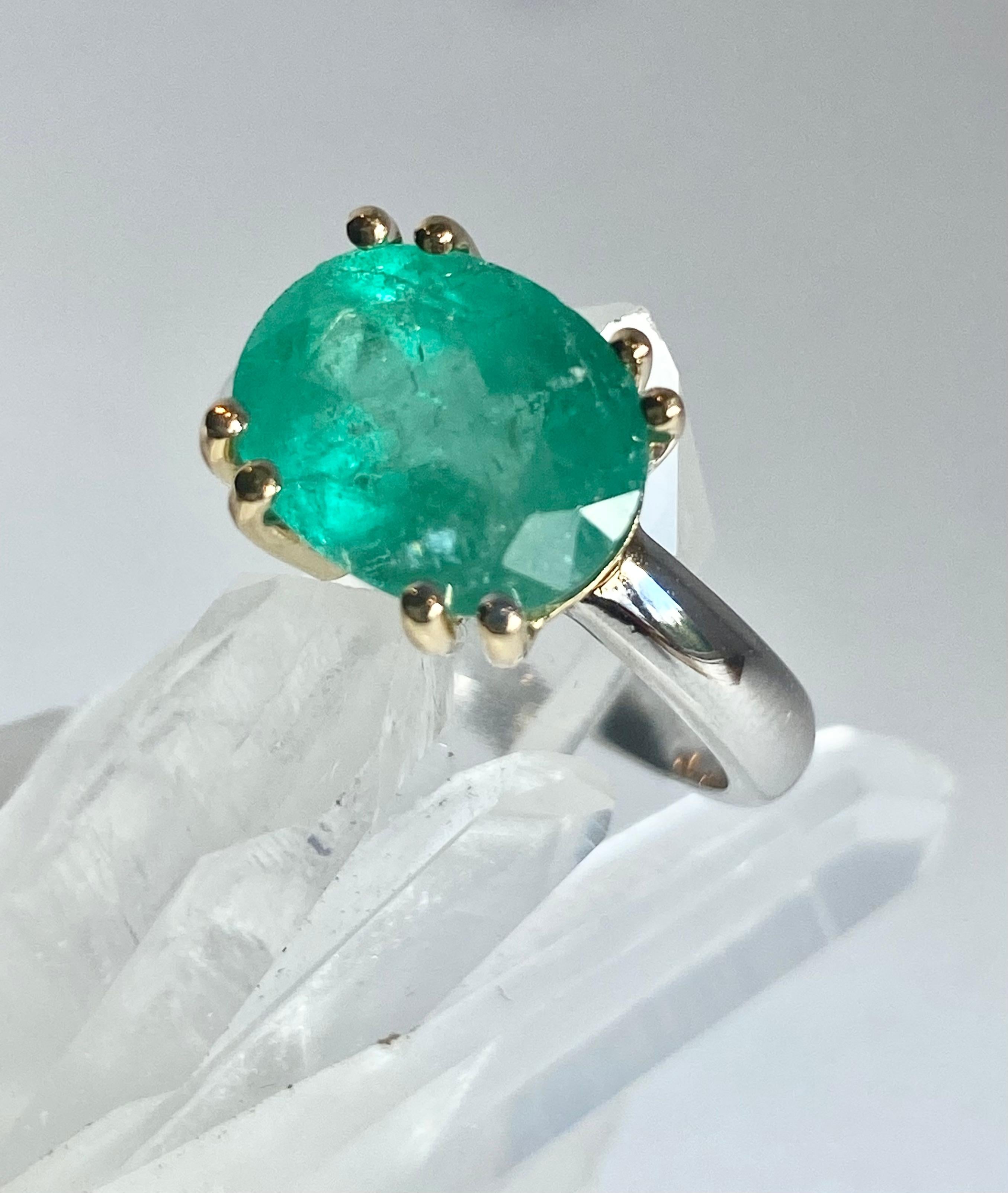Artisan Solitaire Ring Natural Colombian Emerald Gold 18K For Sale