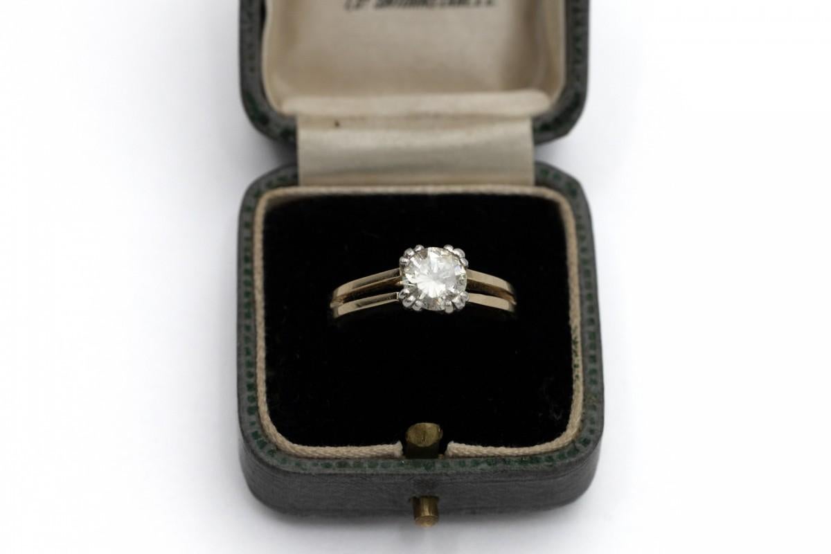 Bague solitaire unique en or avec un diamant taille brillant pesant environ 1,02ct (couleur I et pureté P1). Fabriqué en or 14 carats (degré de finesse 585).

Origine : Pologne, seconde moitié du XXe siècle. Hallmark préservé.

Très bon état, aucun