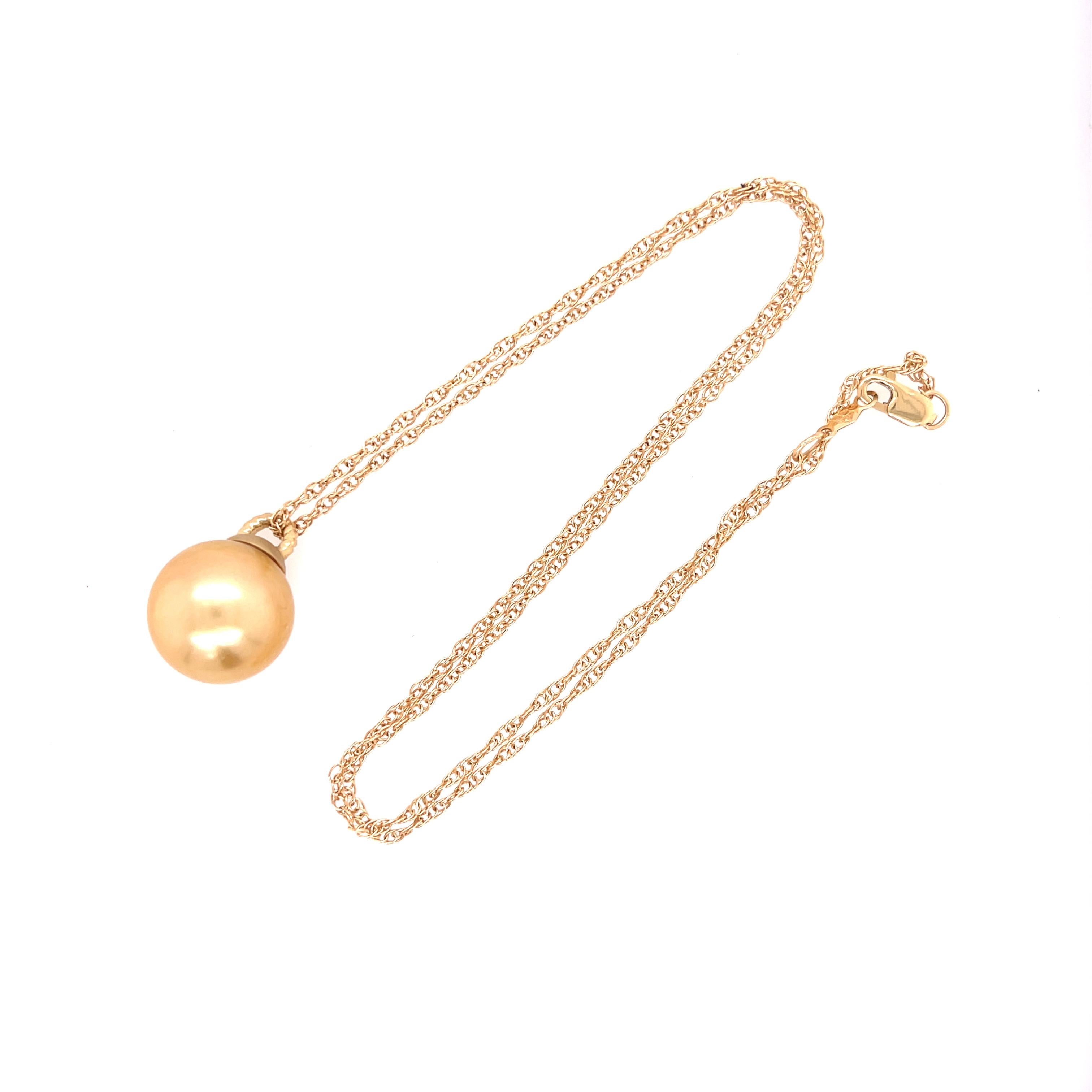 Moderne Collier pendentif en or et perles des mers du Sud en vente
