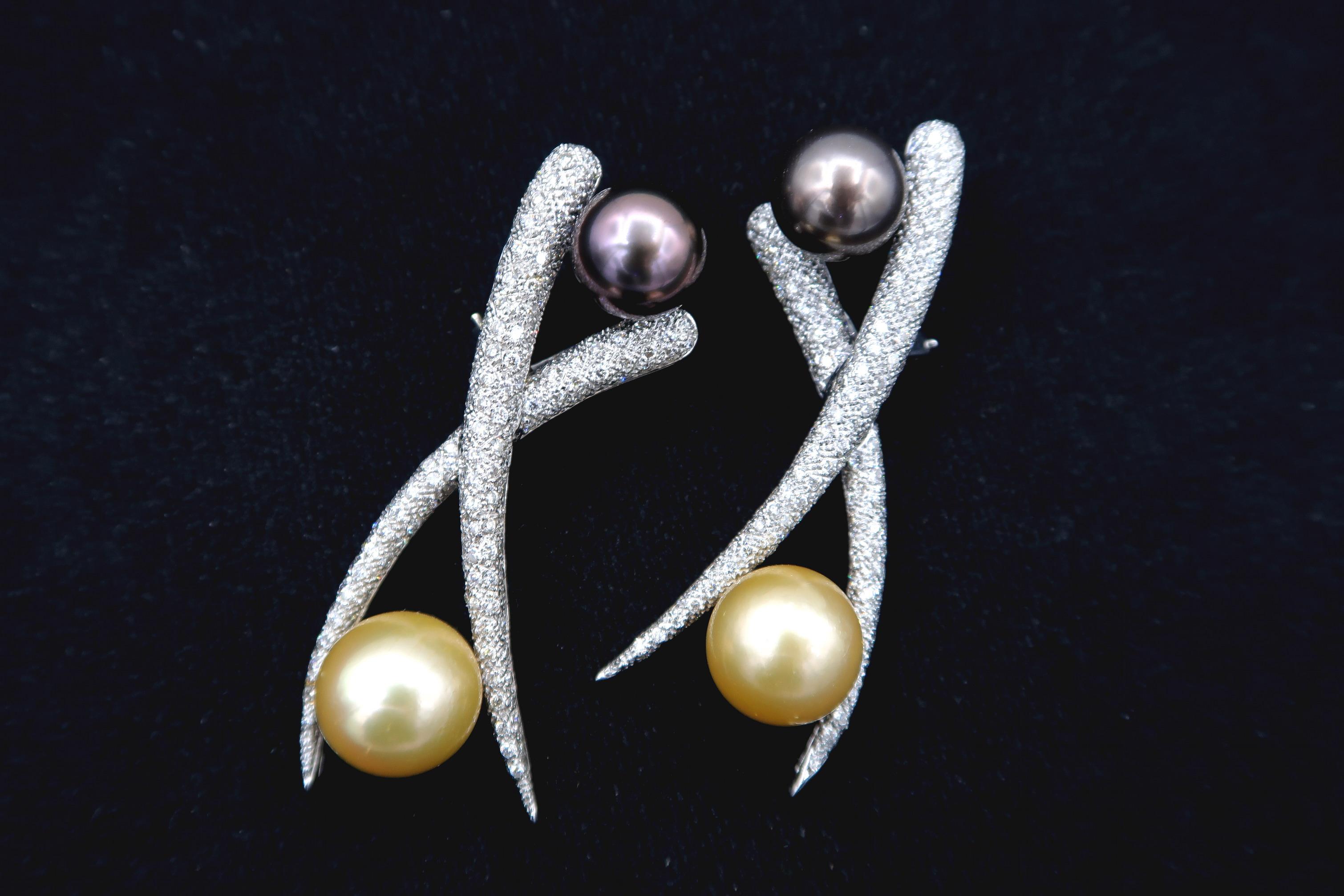 Gold South Sea Pearl and Tahitian Pearl with Pavé Diamond Cross Chopstick Earrings with Omega Back 

Length : 6cms.

Gold : 18K White Gold 20.781g.
Gold South Sea Pearl : 13*13 2pcs.
Black Tahitian Pearl : 11*11 2pcs.
Diamond : 3.55cts.