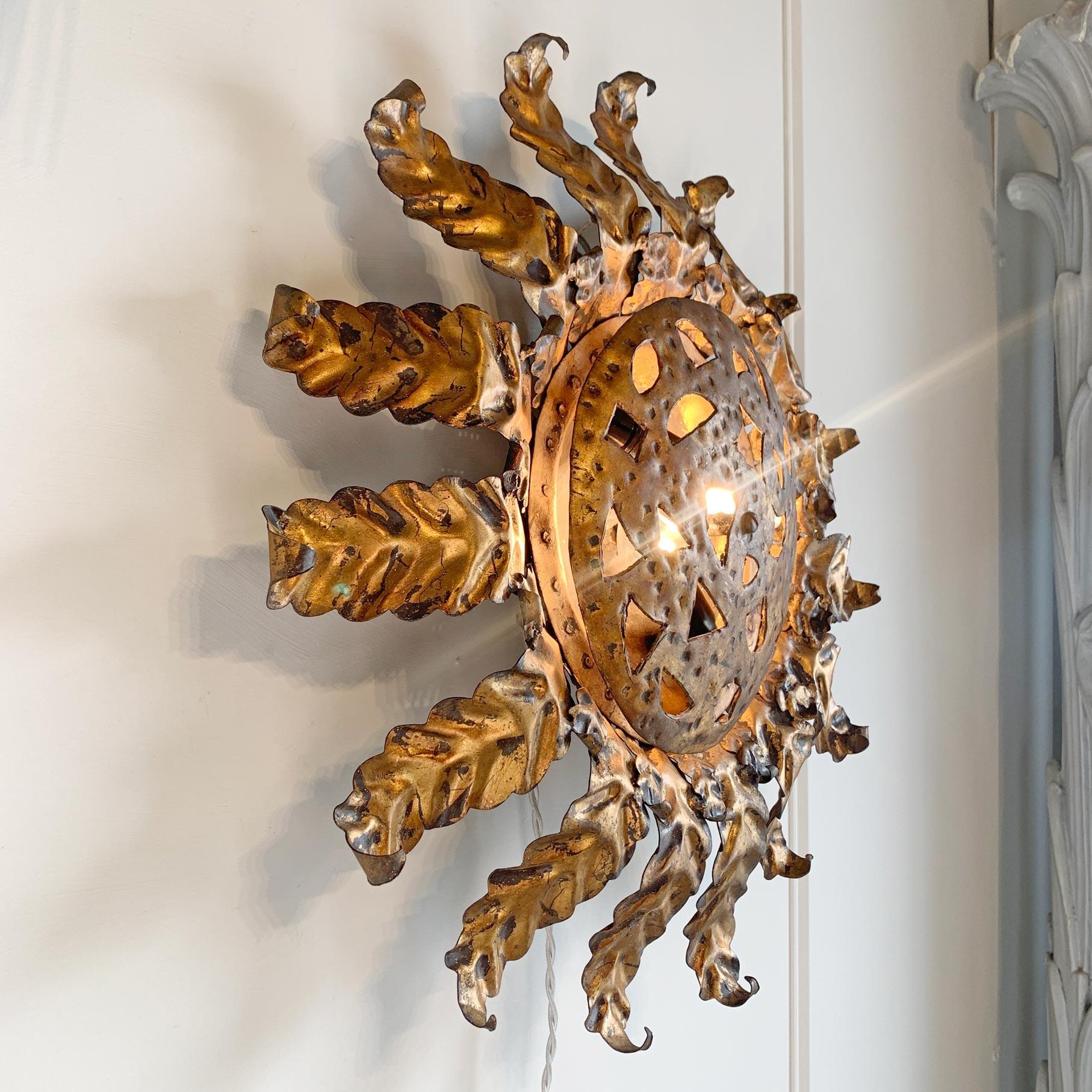 Lampe espagnole Sunburst Light avec plaque décorative perforée en or en vente 2