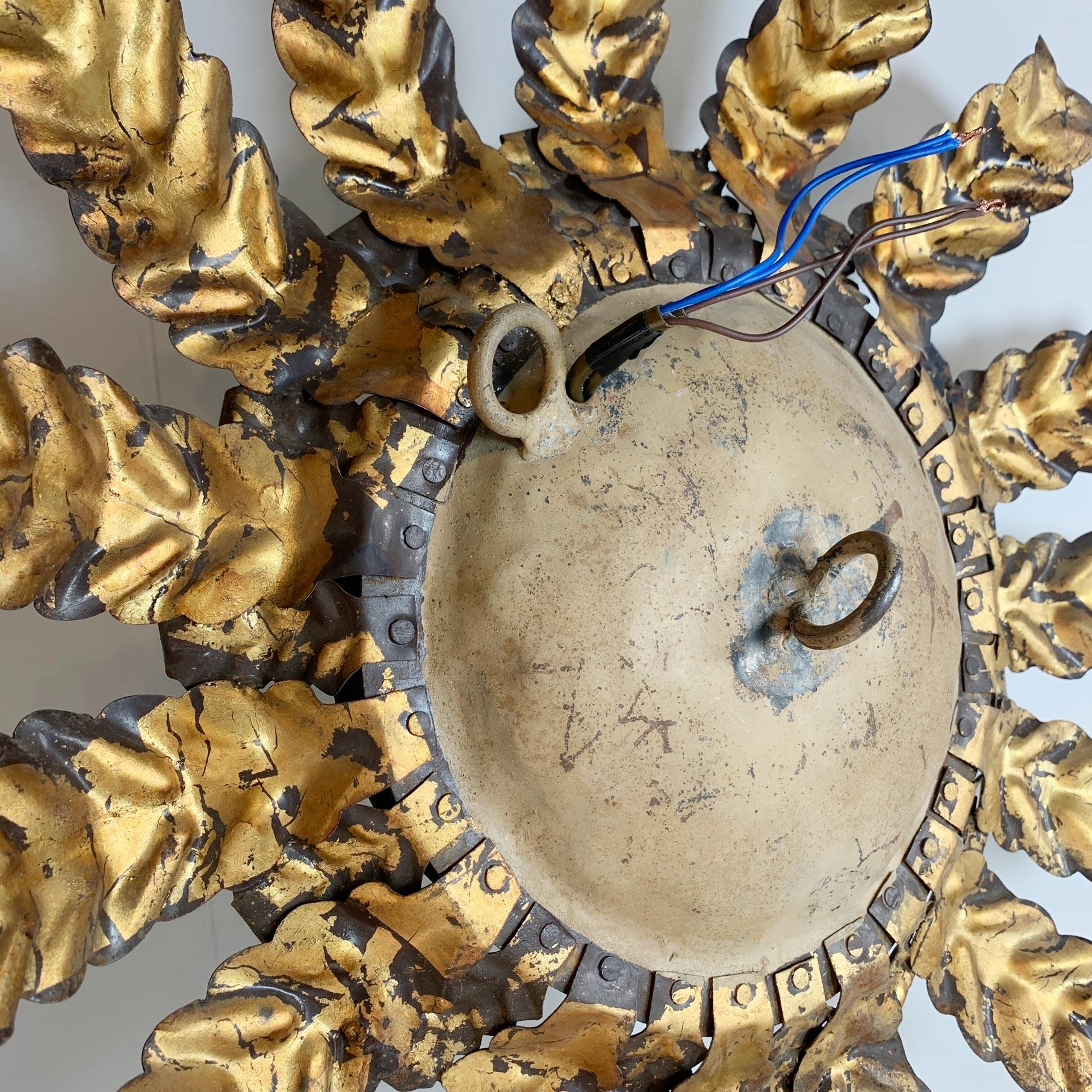 Lampe espagnole Sunburst Light avec plaque décorative perforée en or en vente 5