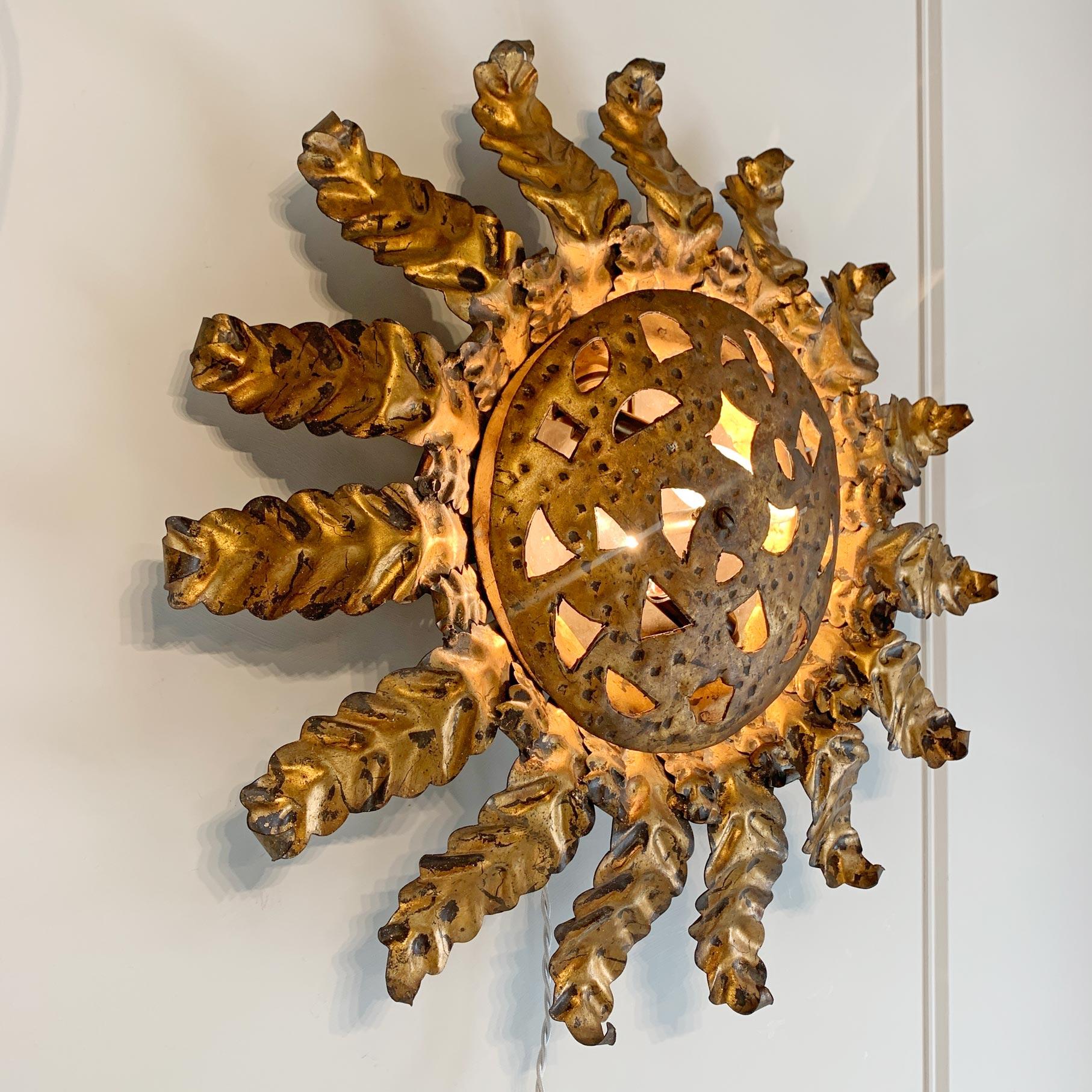 Milieu du XXe siècle Lampe espagnole Sunburst Light avec plaque décorative perforée en or en vente