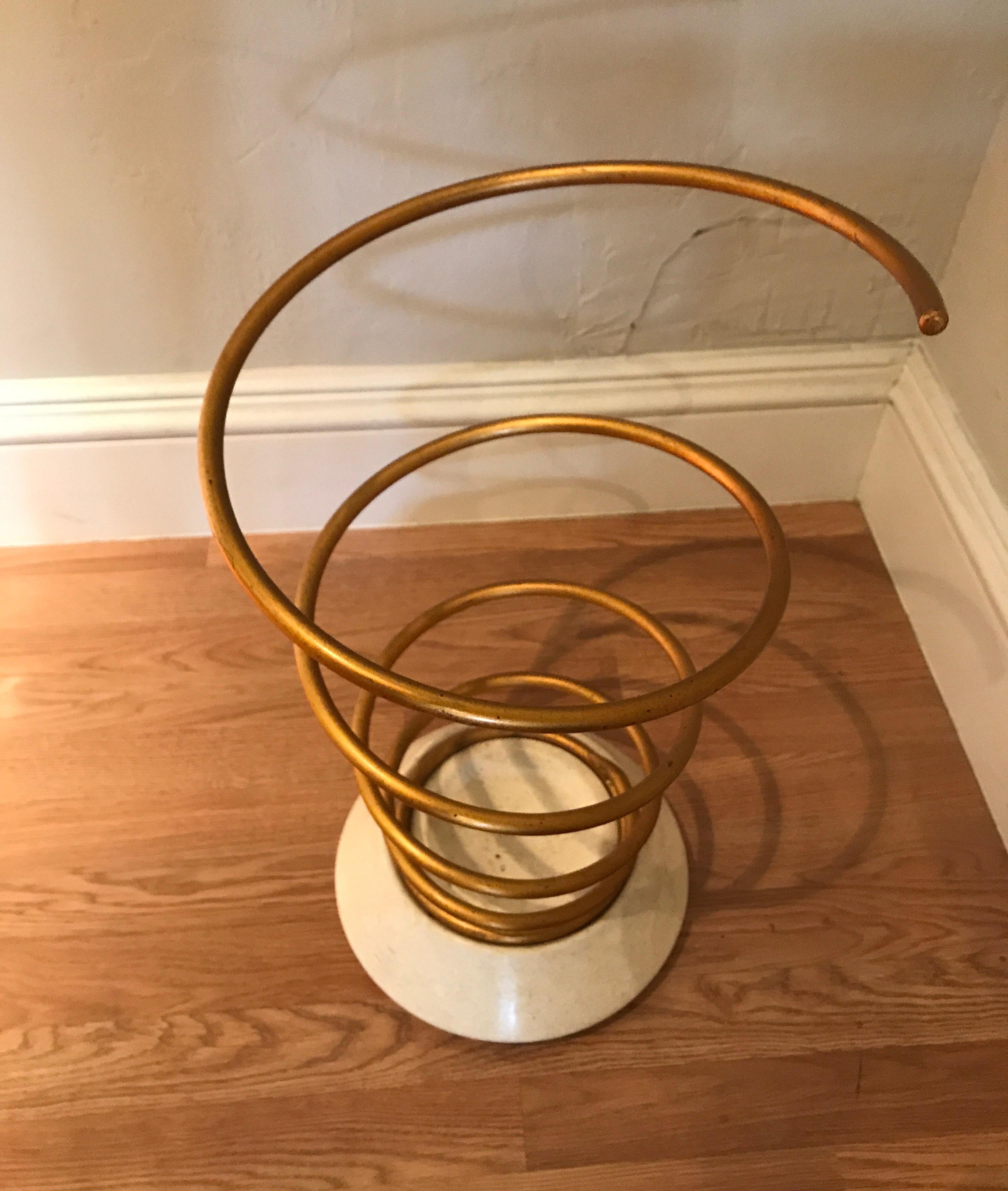 Goldener spiralförmiger schirmständer von Bunny Williams (21. Jahrhundert und zeitgenössisch) im Angebot