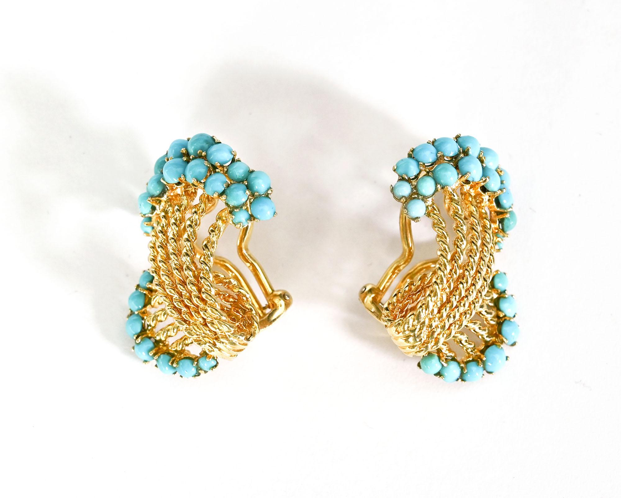 Wunderschöne, luftige Ohrringe aus 14 Karat gedrehtem Gold, die mit Cabochon-Türkissteinen besetzt sind.
Die Ohrringe sind 7/8