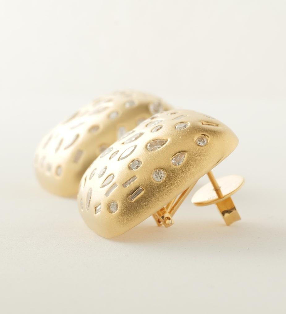De las mujeres Pendientes de oro con cúpula cuadrada y diamantes engarzados en oro macizo de 14k (certificado) en venta