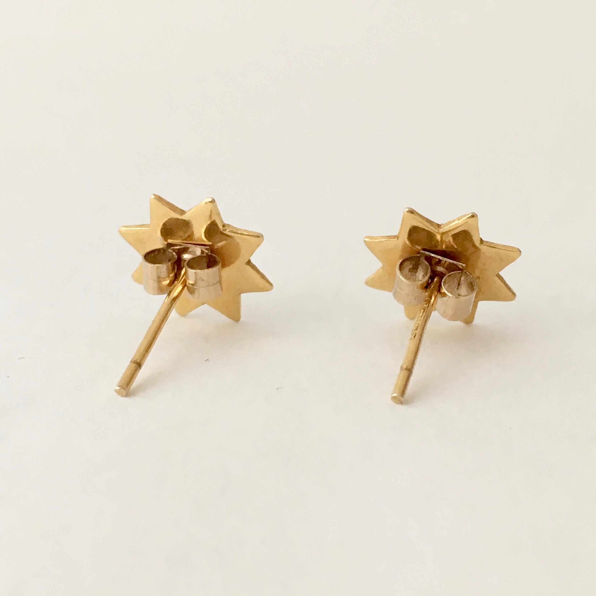These vintage eight-point 9ct gold star earrings are small but perfectly formed, They are just the right size to sit neatly on your earlobe. The faceting adds interest and texture, making them twinkle in the light. 

Each star is 1cm by 1cm with a